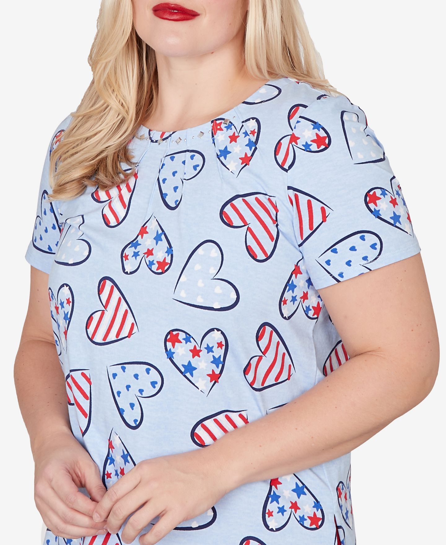 Женская футболка Alfred Dunner Lady Liberty American Flag Hearts Printed, цвет: Синий разноцветный — фото 4
