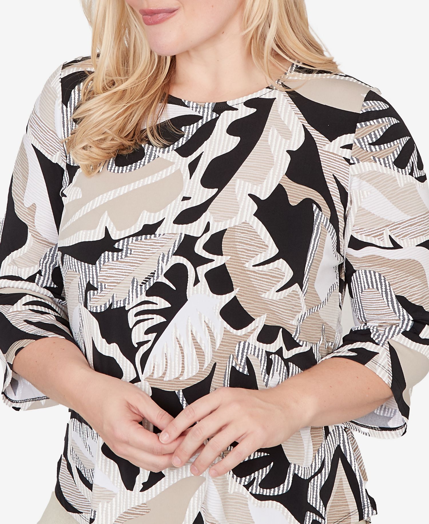 Women's Detail Driven Texture Leaves Pointed Hem Top with Necklace