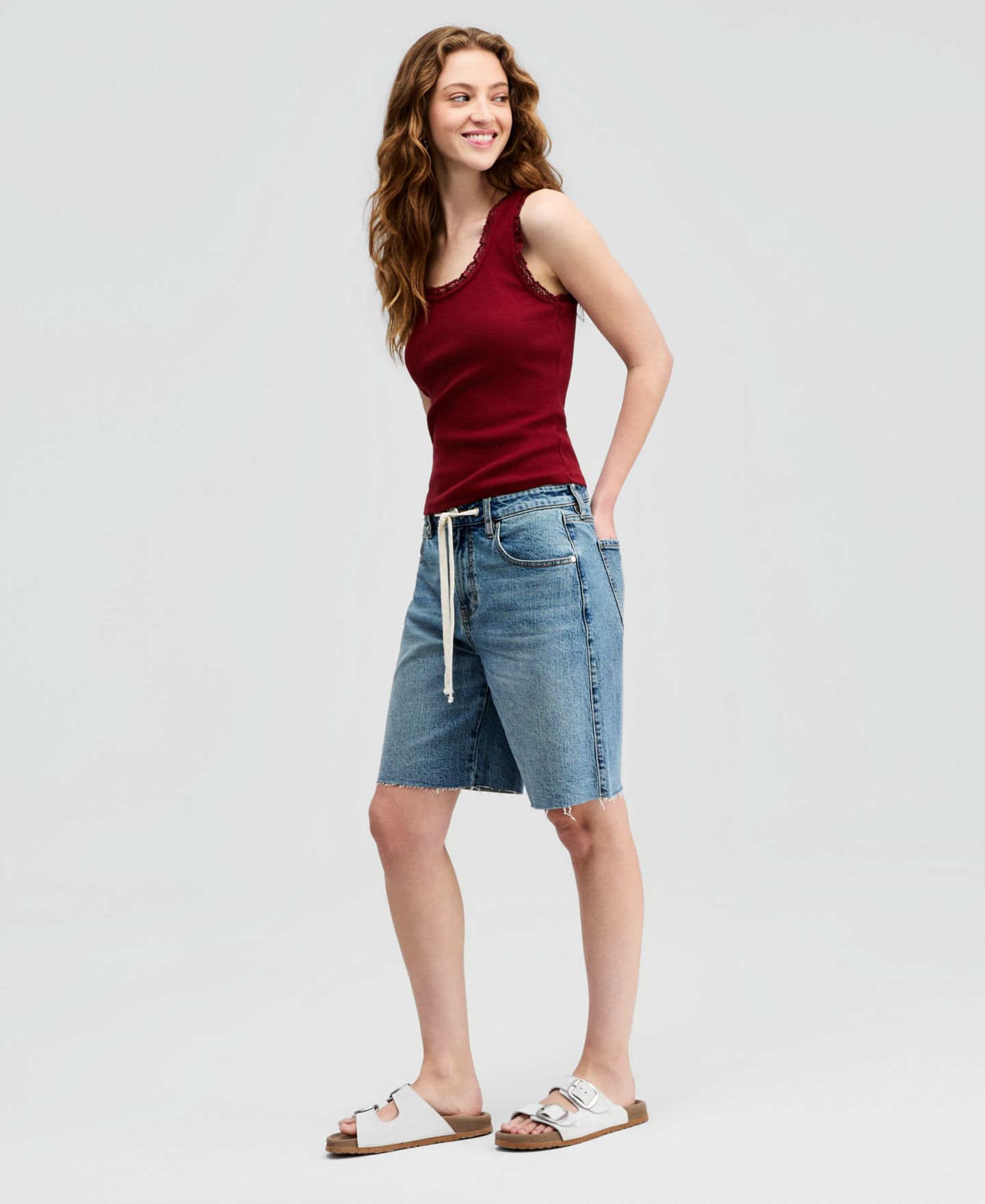 Женские шорты And Now This Tie-Waist Raw-Edge Jorts, цвет: Средняя варка — фото 2