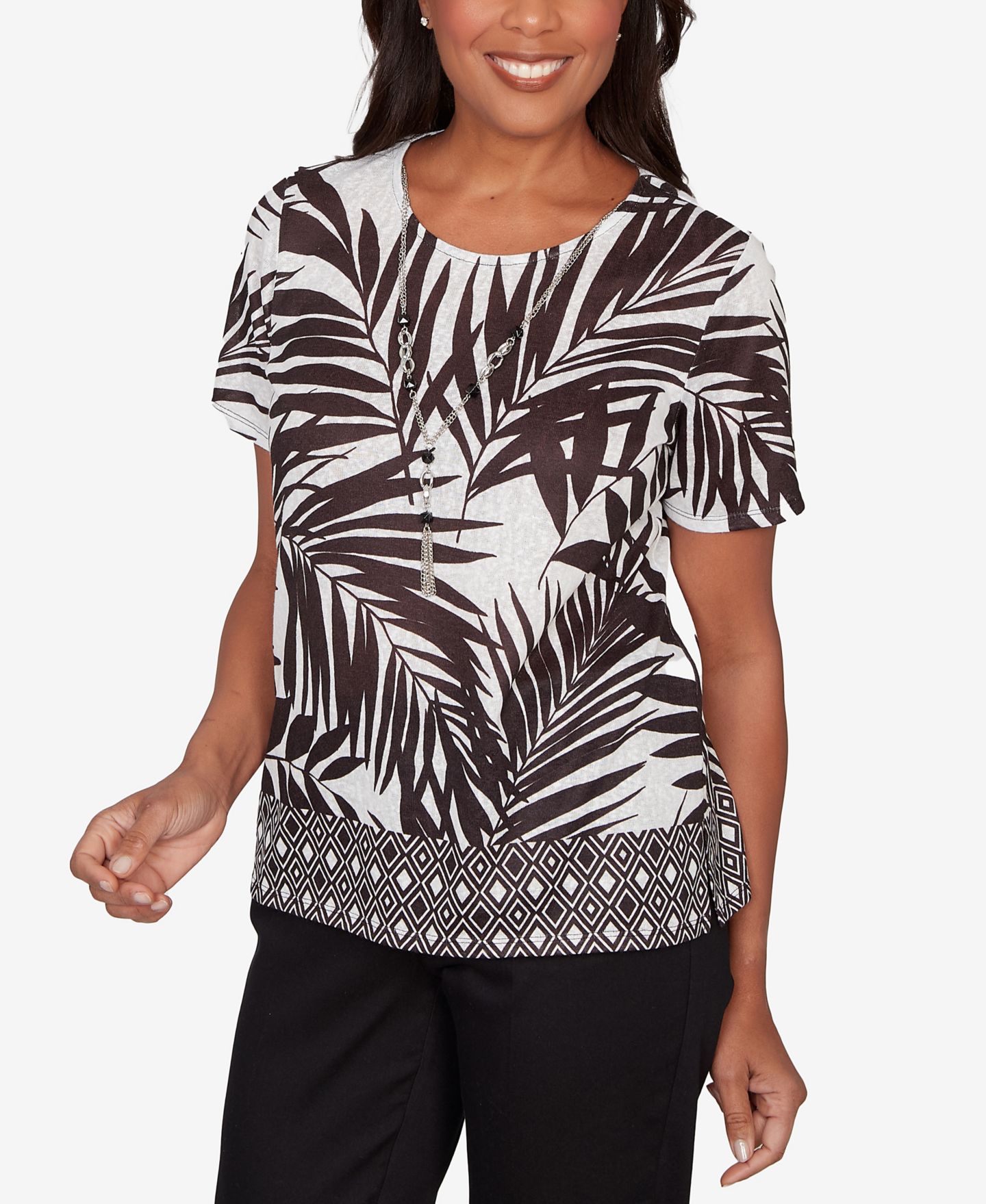 Женская футболка Alfred Dunner Petite Detail Driven Tropical Diamond Border Crewneck with Necklace, цвет: Чёрный разноцветный — фото 3
