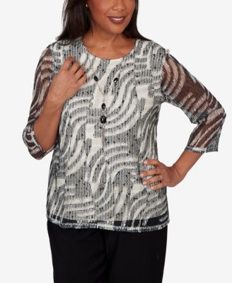 Petite Detail Driven Animal Popcorn Embellished Top with Necklace