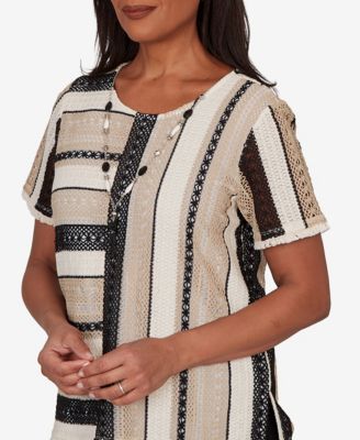 Petite Detail Driven Textured Spliced Crewneck T-Shirt with Necklace