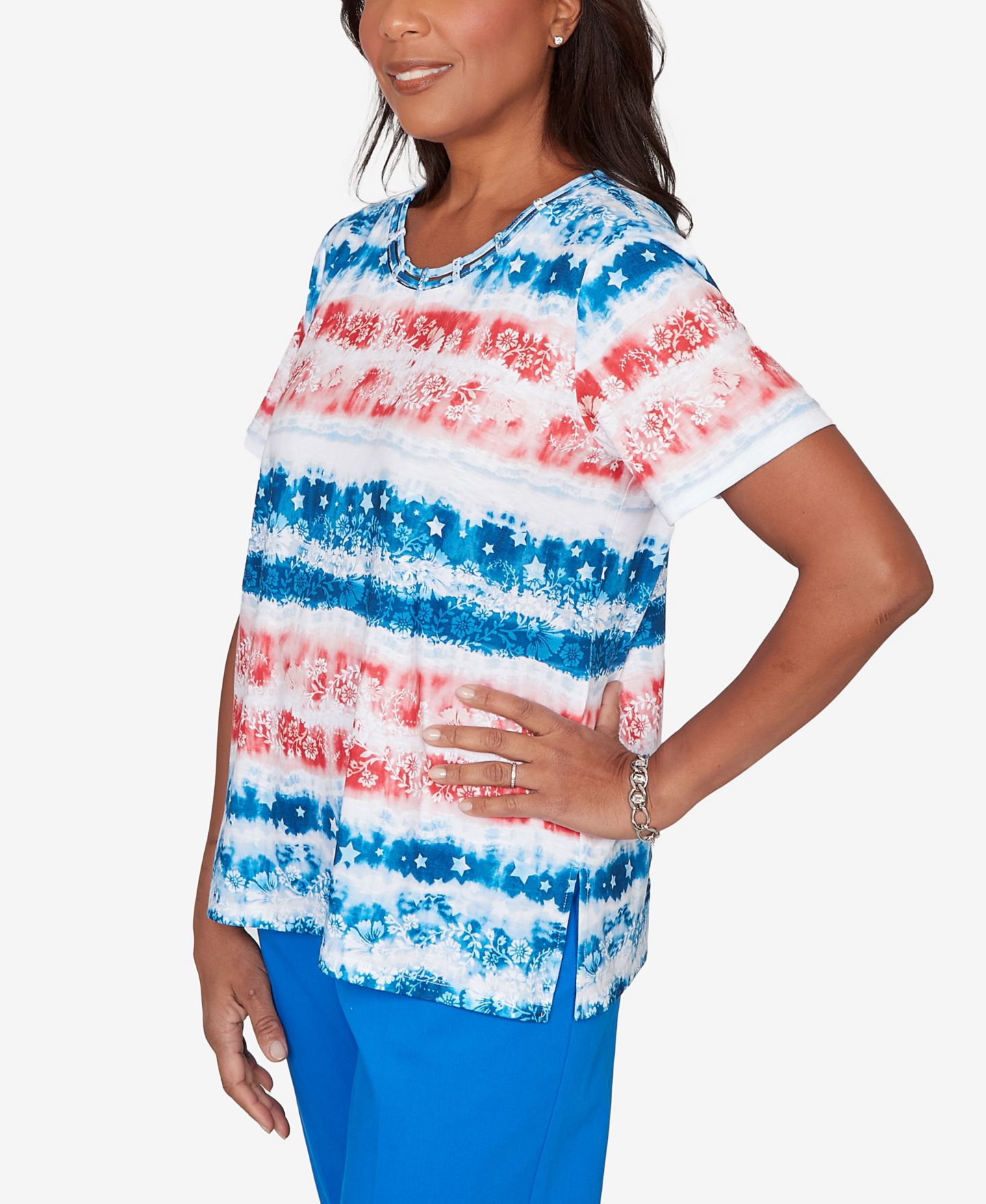 Женская футболка Alfred Dunner Petite Lady Liberty Americana Tie-Dye Stripes Short-Sleeve, цвет: Синий разноцветный — фото 3