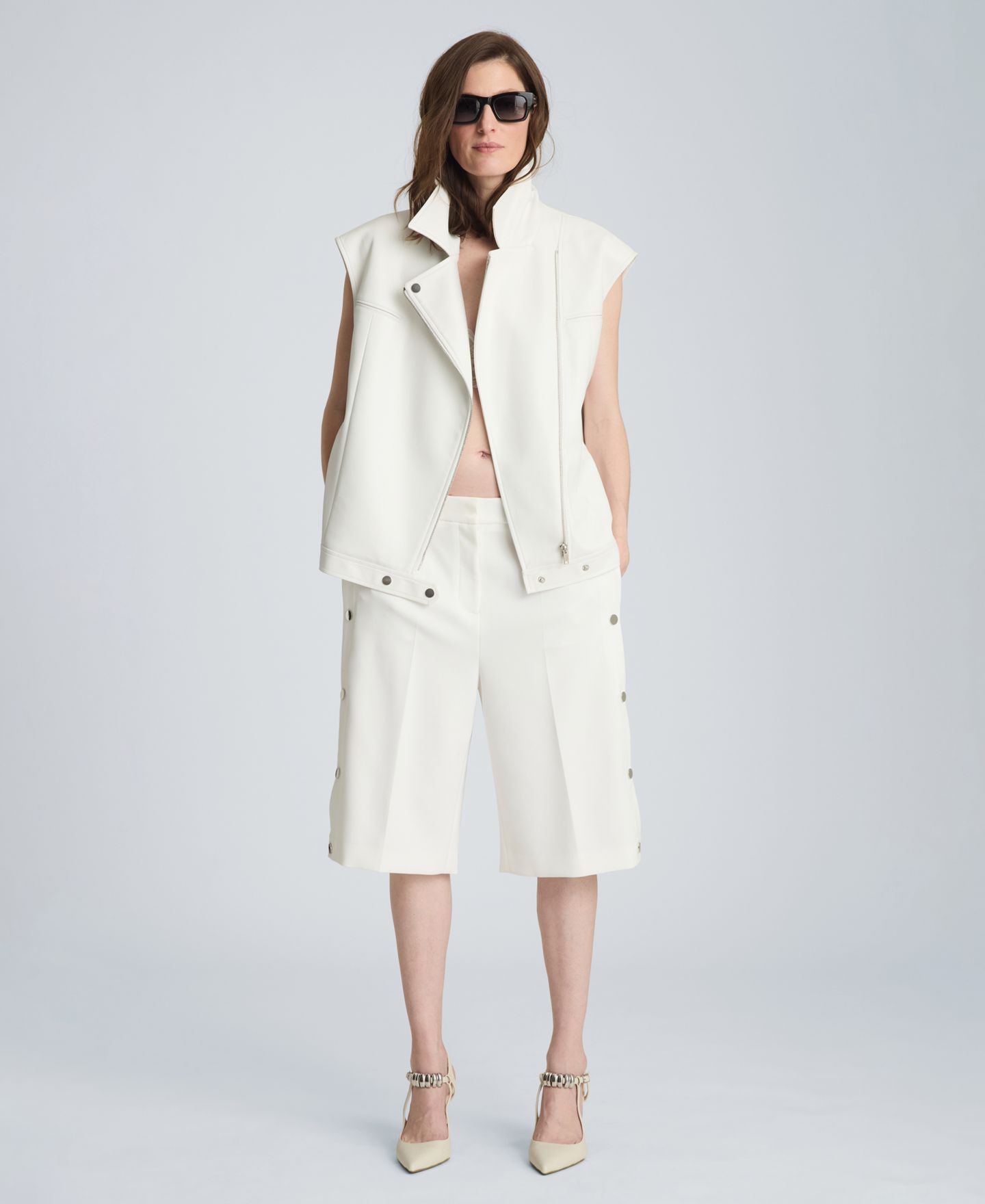 Женский жилет Kenneth Cole Boxy Moto Faux Leather Sleeveless Vest, цвет: Чистый белый — фото 2