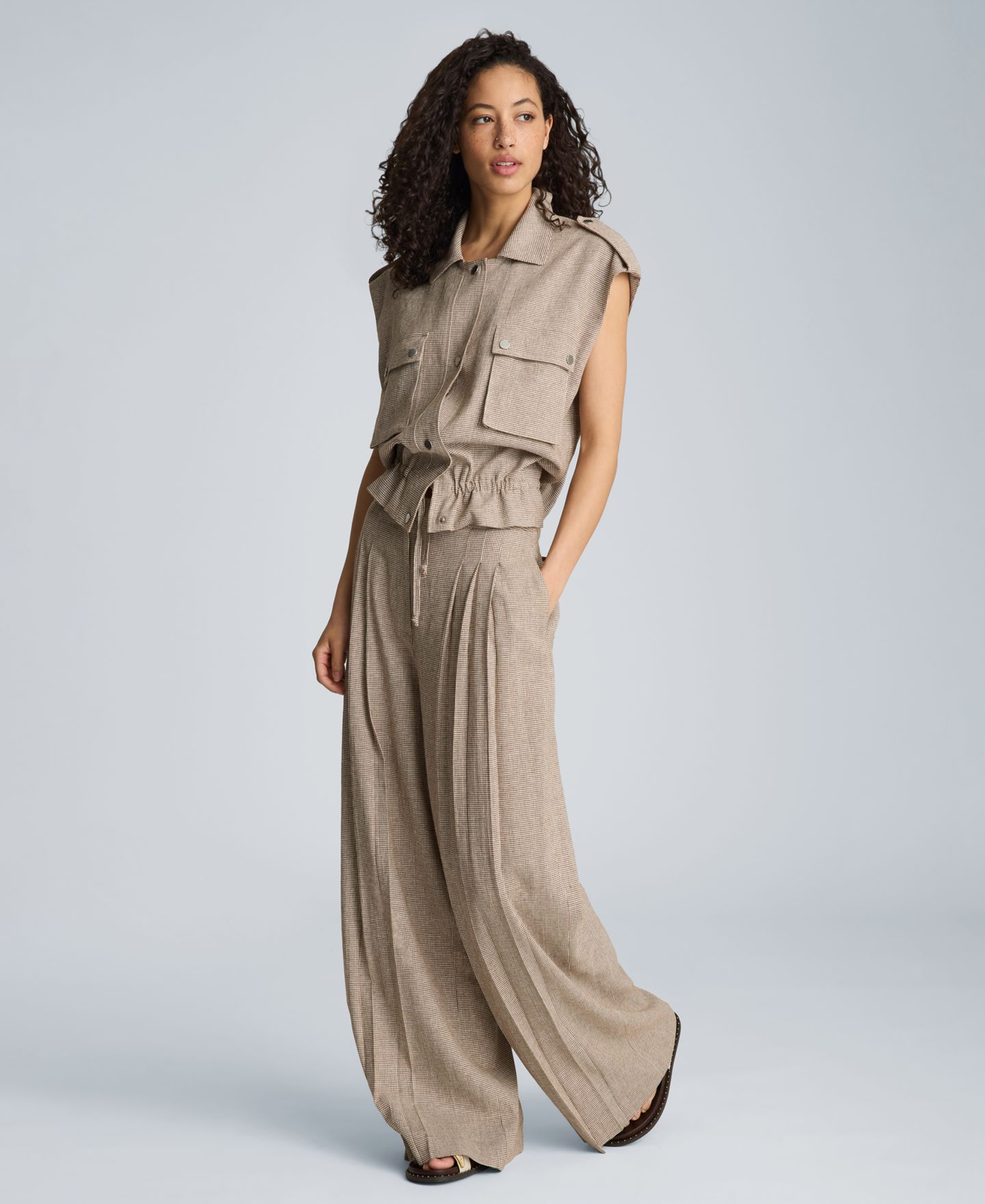Женские брюки Kenneth Cole Fly Front High Rise Triple Pleated Linen Blend, цвет: Коричневый / Чистый белый — фото 16