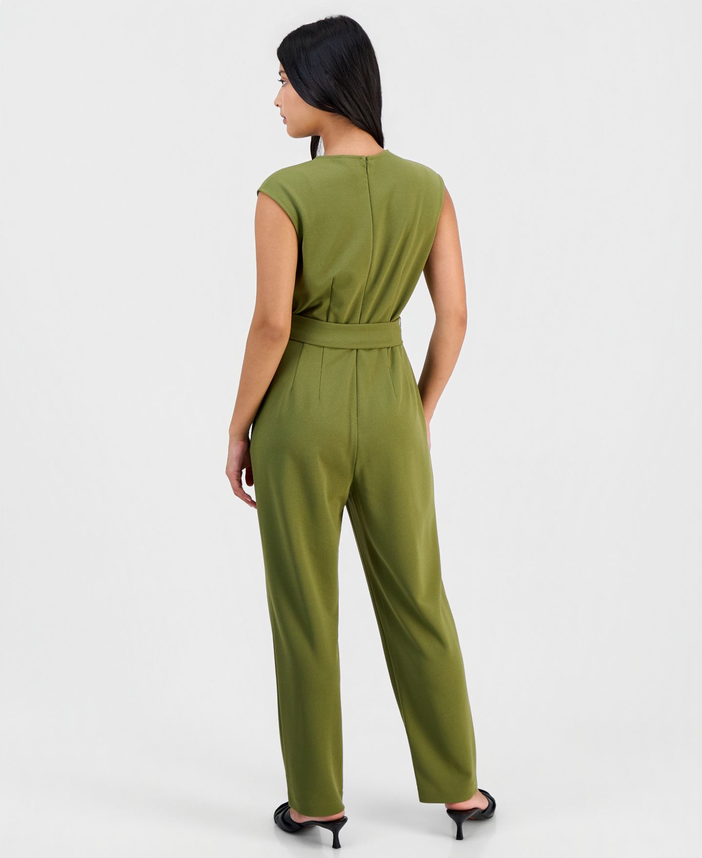 Женский комбинезон Anne Klein Essentials Petite Belted V-Neck Jumpsuit, цвет: Bay Leaf — фото 3