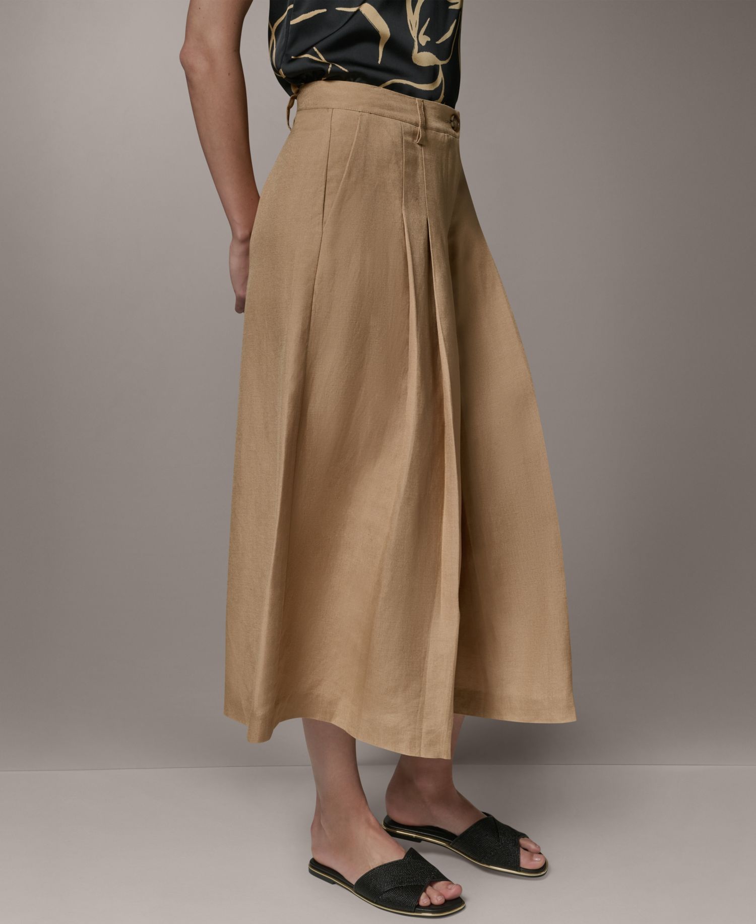 Women's Front Hand Pocket Pleated Pants