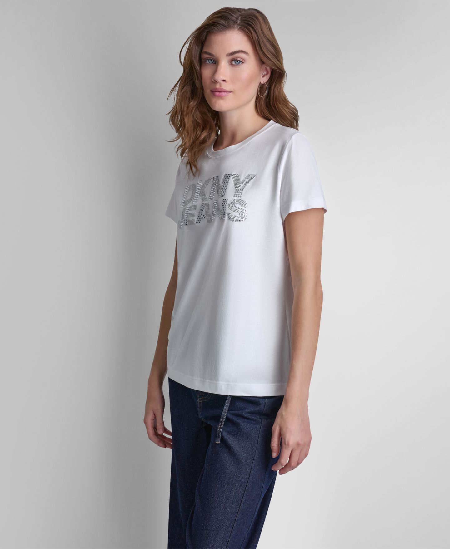 Женская футболка DKNY Jeans Stacked Rhinestone Dome Stud Logo Crewneck, цвет: Белый / Прозрачный — фото 5