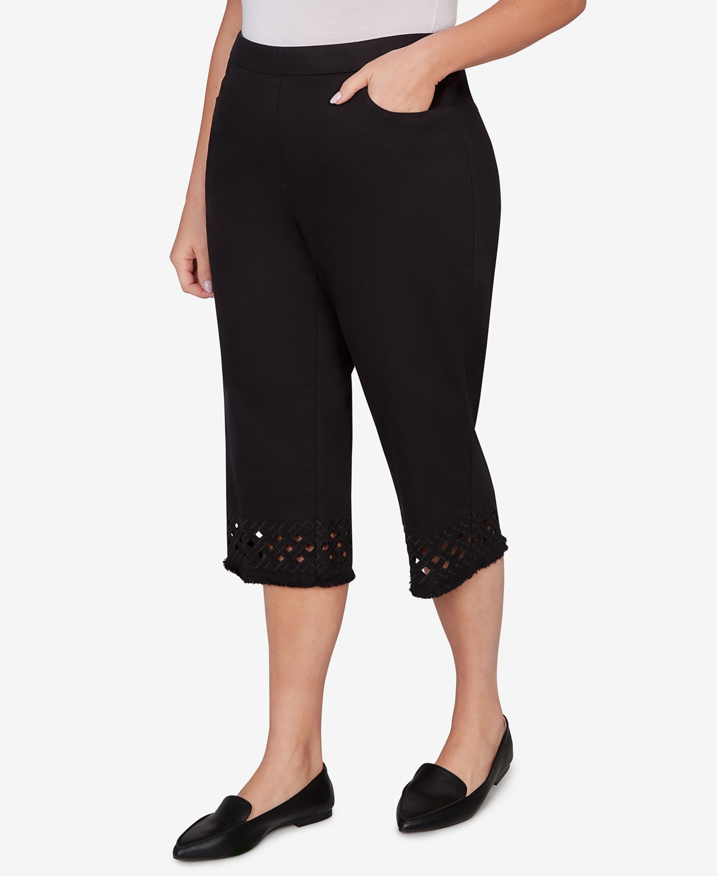 Женские брюки Alfred Dunner Plus Size Detail Driven Geometric Cut-Out Flat-Front Capri, цвет: Оникс — фото 2