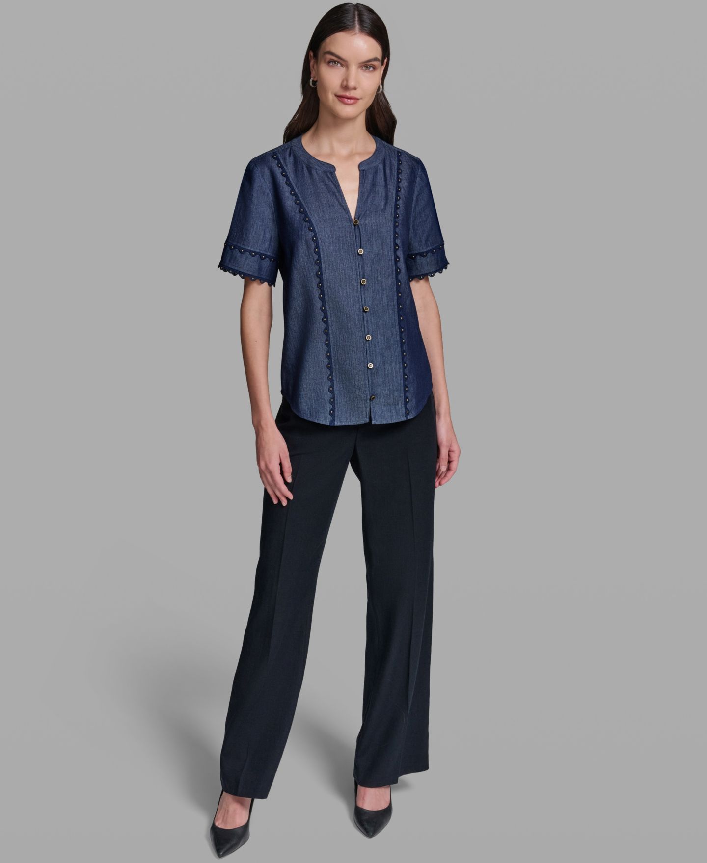Женская блузка KARL LAGERFELD PARIS V-Neck Nailhead Trim Short-Sleeve Blouse, цвет: Индиго — фото 2