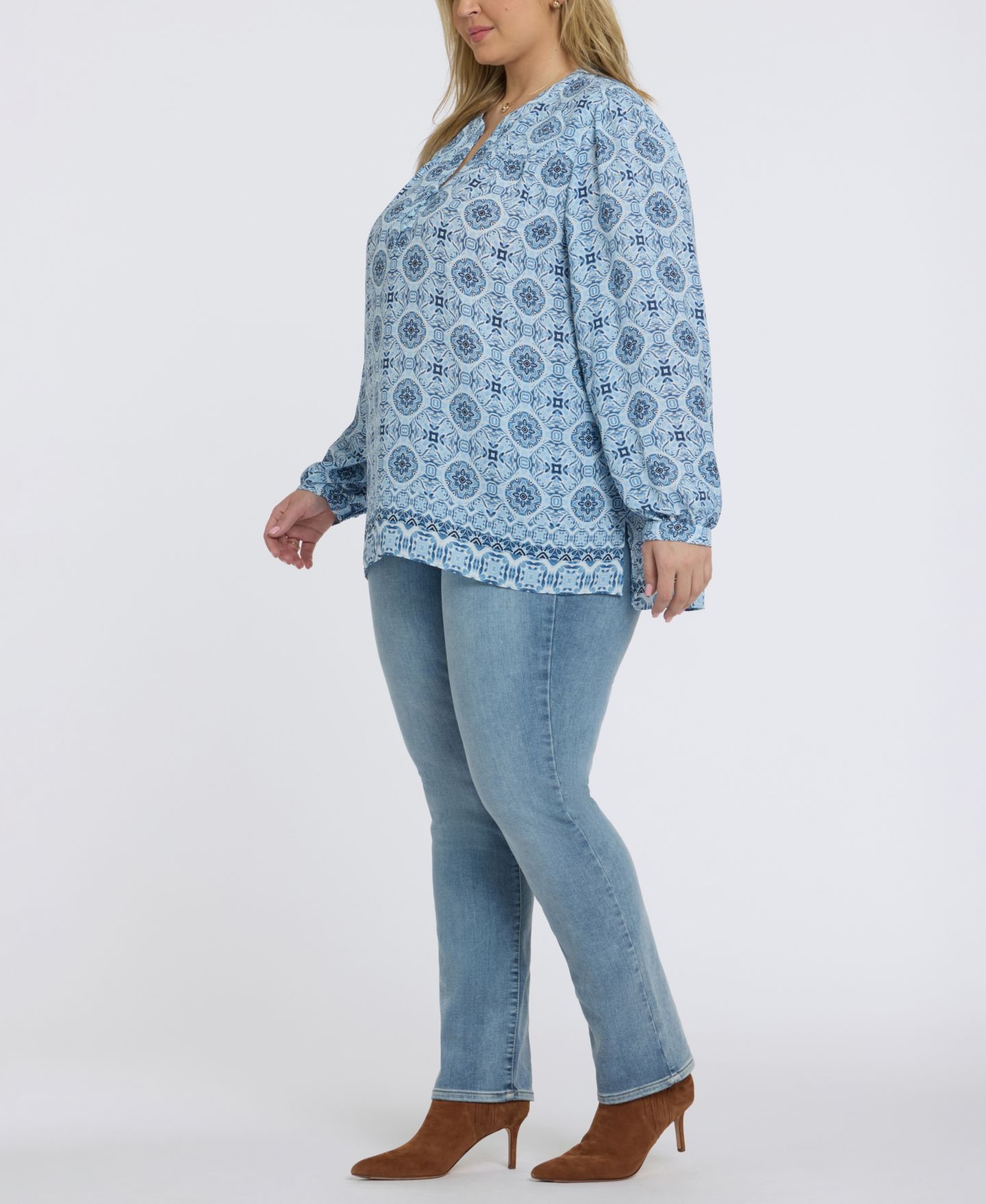 Женский топ NYDJ Plus Size Trinity Split Neck, цвет: Небесно-голубой — фото 3