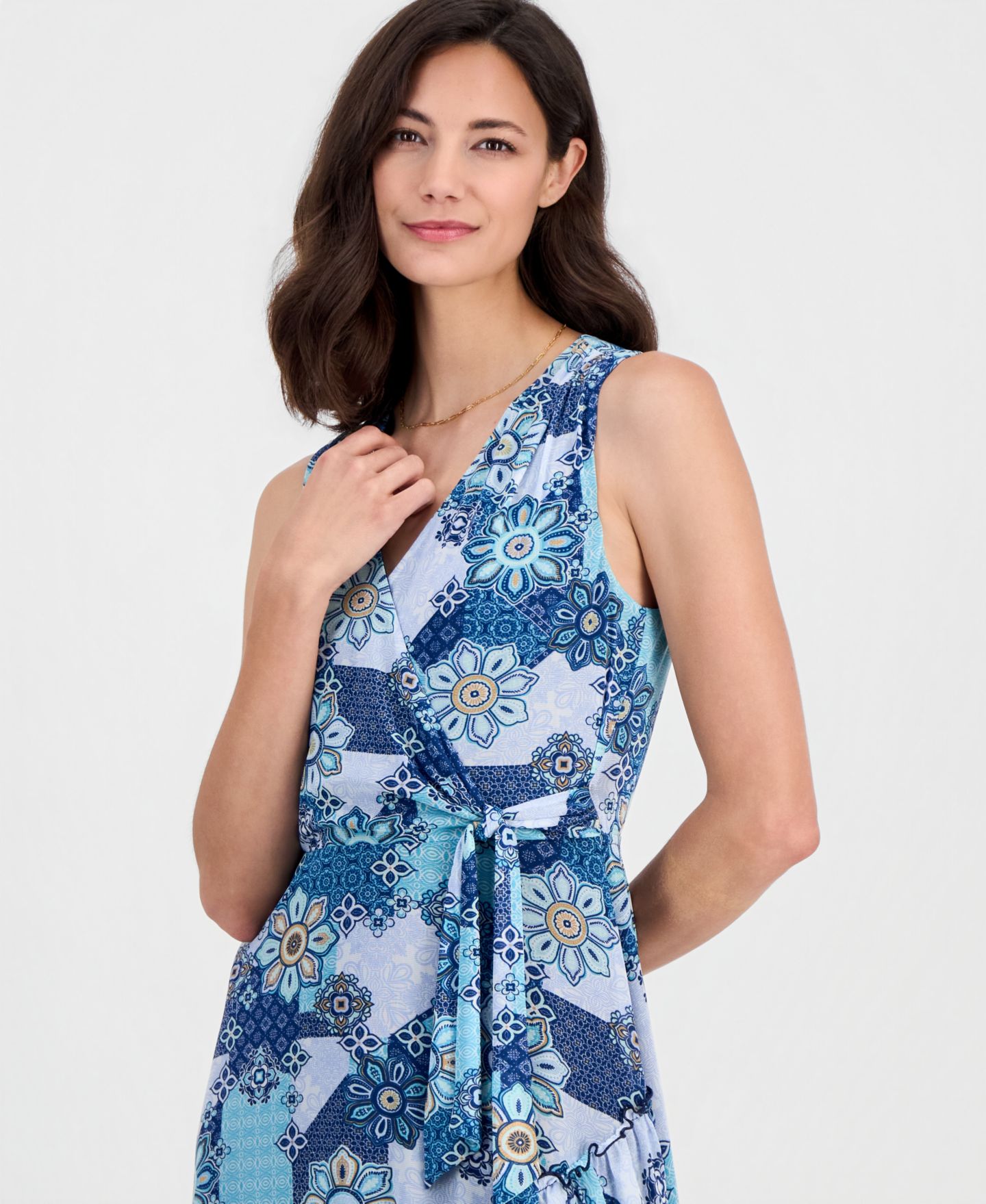 Женское платье Robbie Bee Printed Sleeveless Faux-Wrap, цвет: Слоновая кость / Тёмно-синий — фото 4