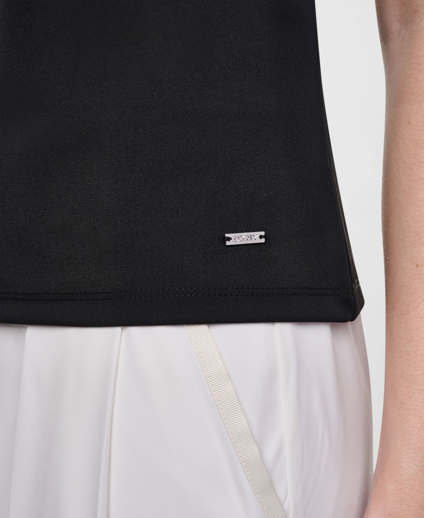 Женский топ DKNY Crewneck Short-Sleeve Top, цвет: Чёрный / Кокосовый — фото 5