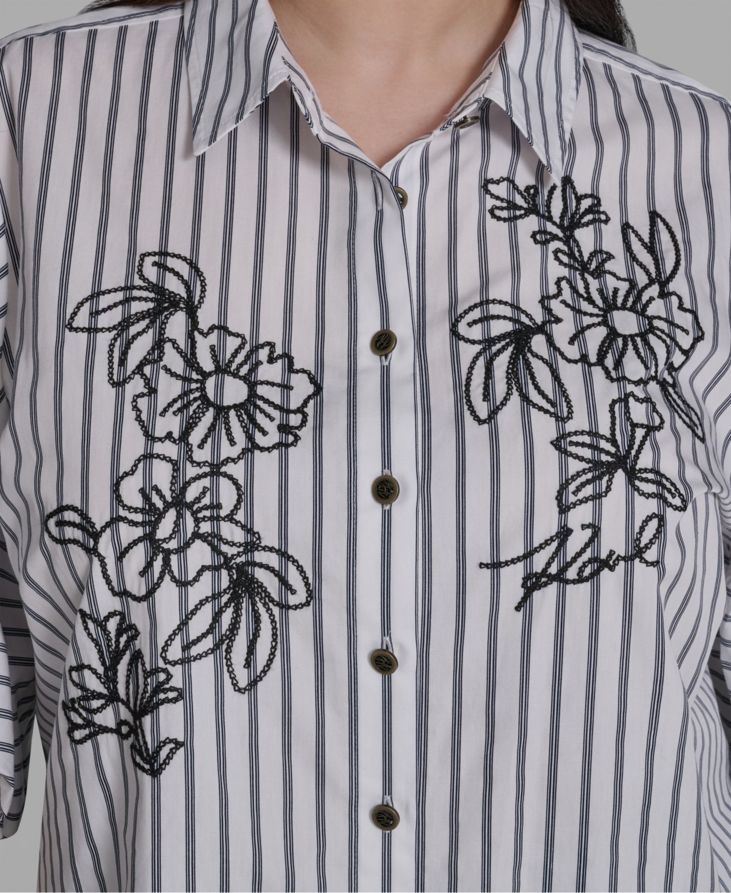 Женская рубашка KARL LAGERFELD PARIS Plus Size Cotton Collared, цвет: Белый / Тёмно-синий — фото 4