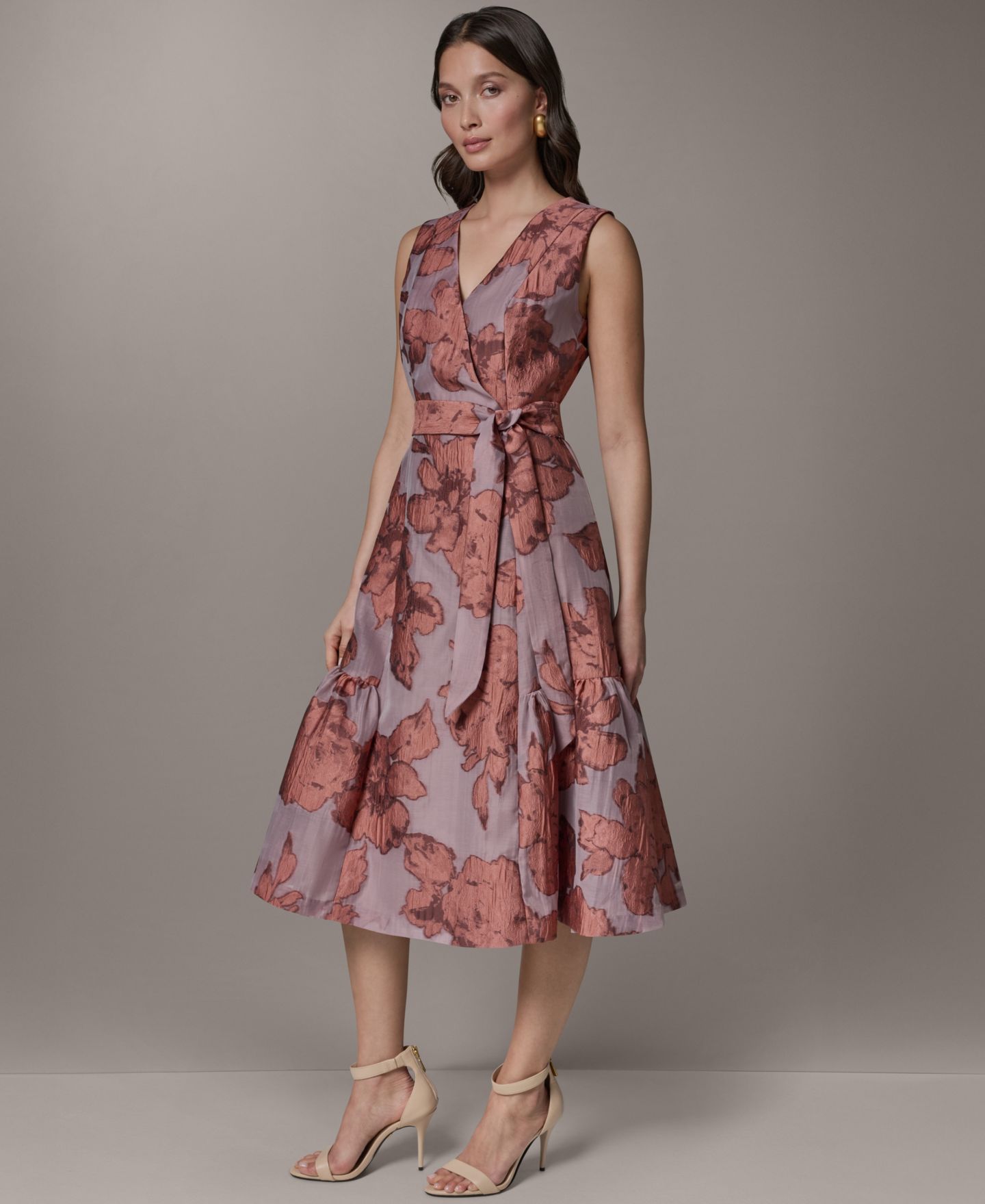 Женское платье Donna Karan New York Sleeveless Jacquard Faux Wrap V-Neck Floral Midi A-Line, цвет: Пустынный глиняный — фото 2