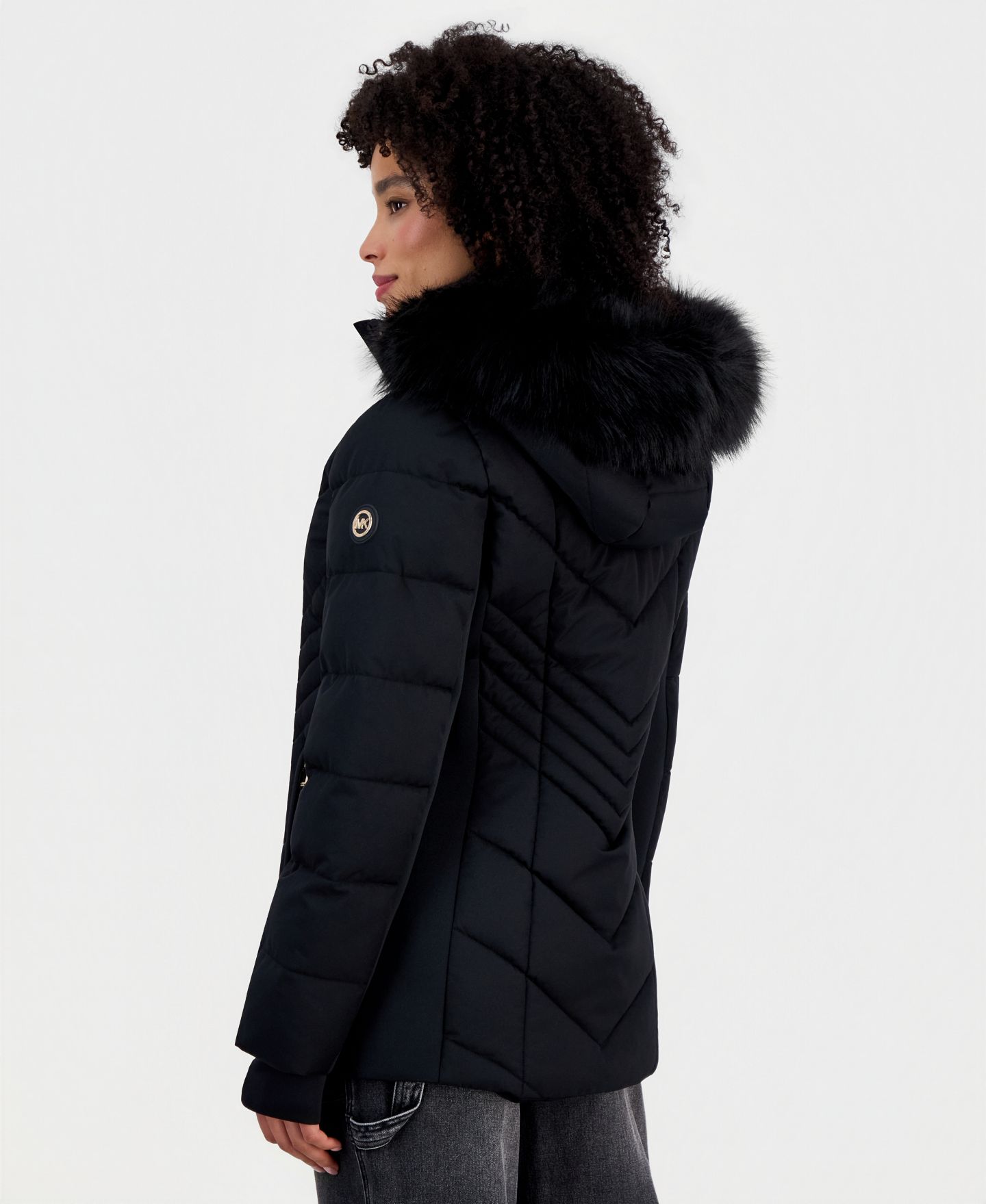 Женская куртка Michael Kors Petite Faux-Fur-Trim Hooded Puffer Coat, цвет: Чёрный — фото 2