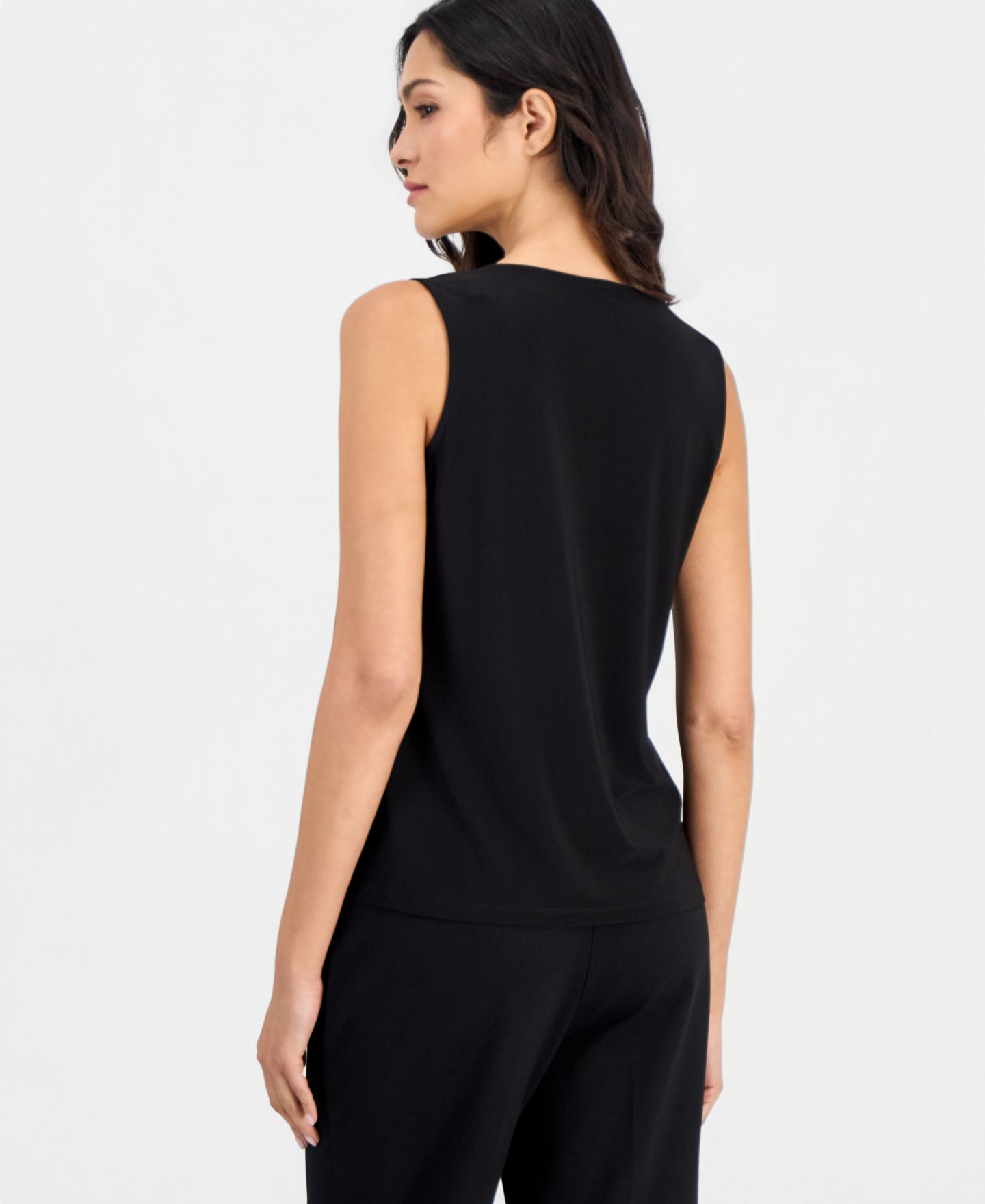 Женская блузка Anne Klein Essentials Petite V-Neck Keyhole Sleeveless, цвет: Чёрный — фото 2