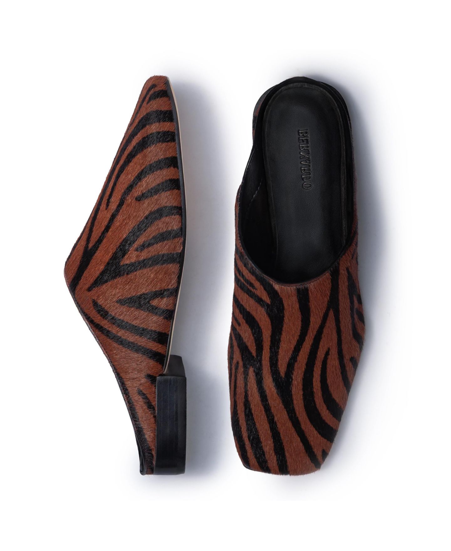 Женские сабо Bernardo Footwear Porto Haircalf Mule, цвет: Зебра — фото 5