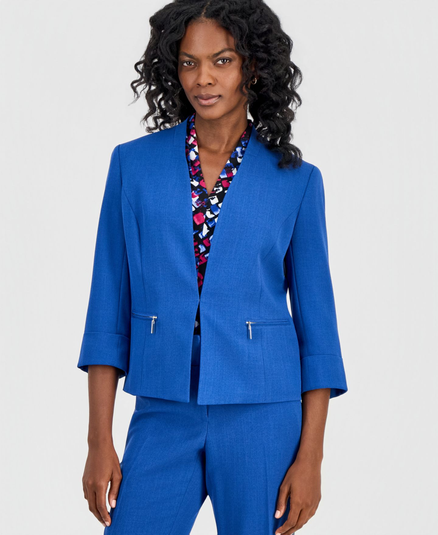 Женские комплекты Kasper Collarless Zip-Pocket Cuffed-Sleeve Jacket, Printed V-Neck Short-Sleeve Top & Ava Straight Leg Pants, цвет: Чёрный разноцветный — фото 2