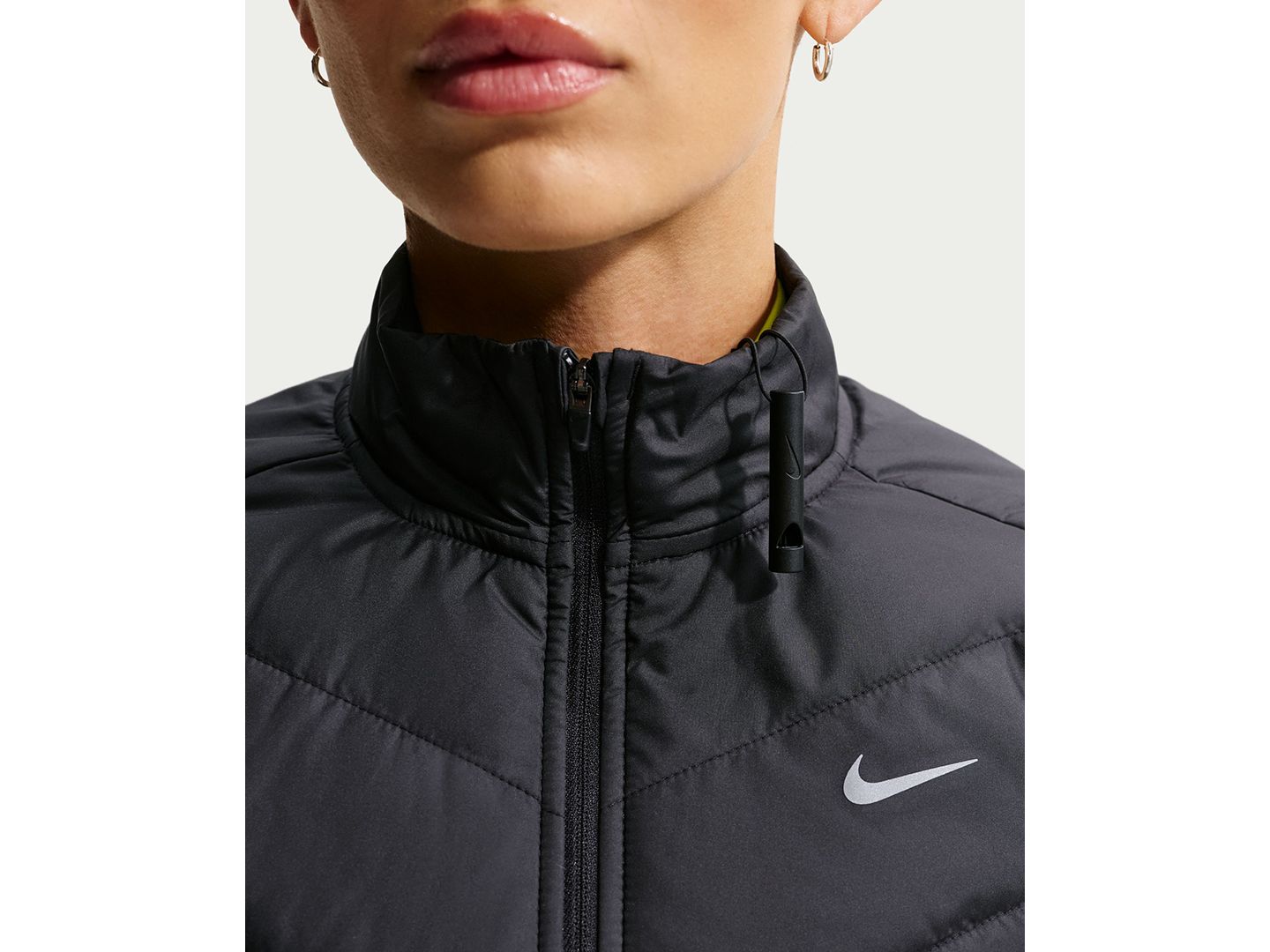 Женская куртка Nike Swift Therma-FIT Running, цвет: Чёрный / Светоотражающий серебряный — фото 4