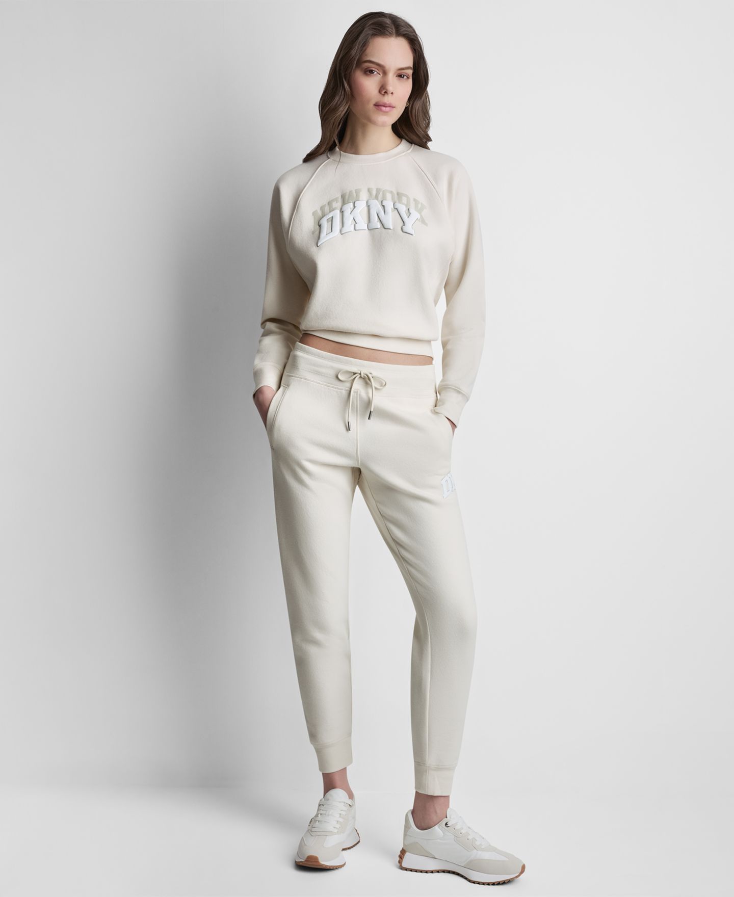 Женские брюки DKNY Sport Varsity Logo Jogger, цвет: Сливочный — фото 2
