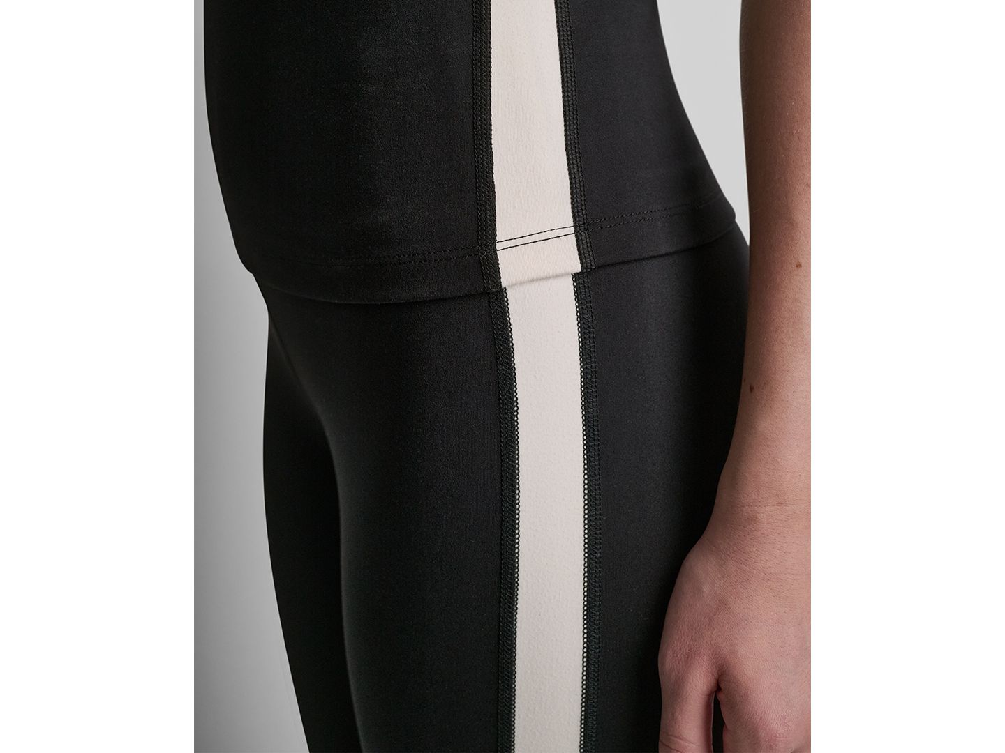 Женские леггинсы DKNY Sport Side-Stripe High-Rise Flared, цвет: Чёрный / Сливочный — фото 4