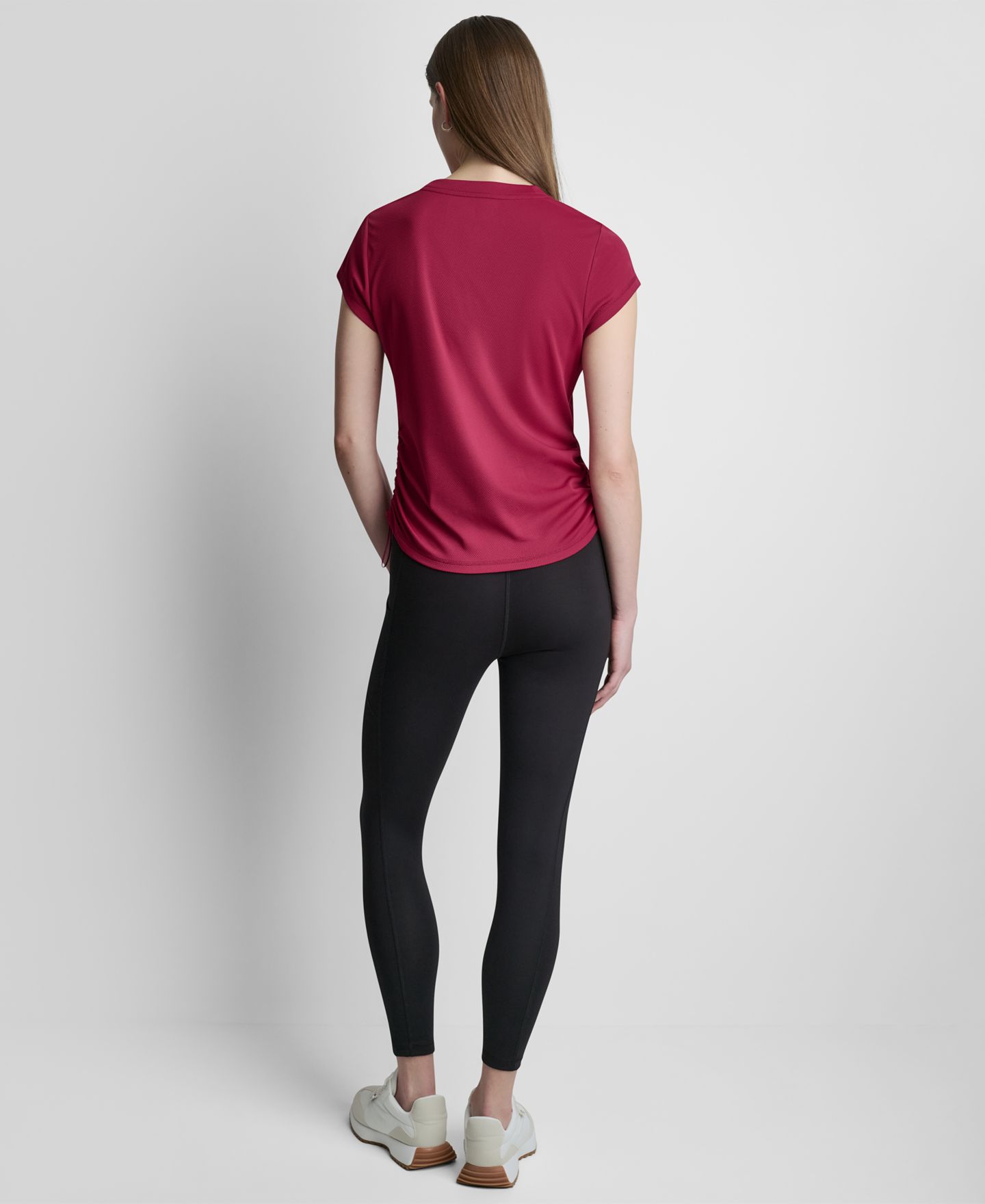 Женская футболка DKNY Sport Ruched Side Seams V-Neck Tech, цвет: Свекольный — фото 6