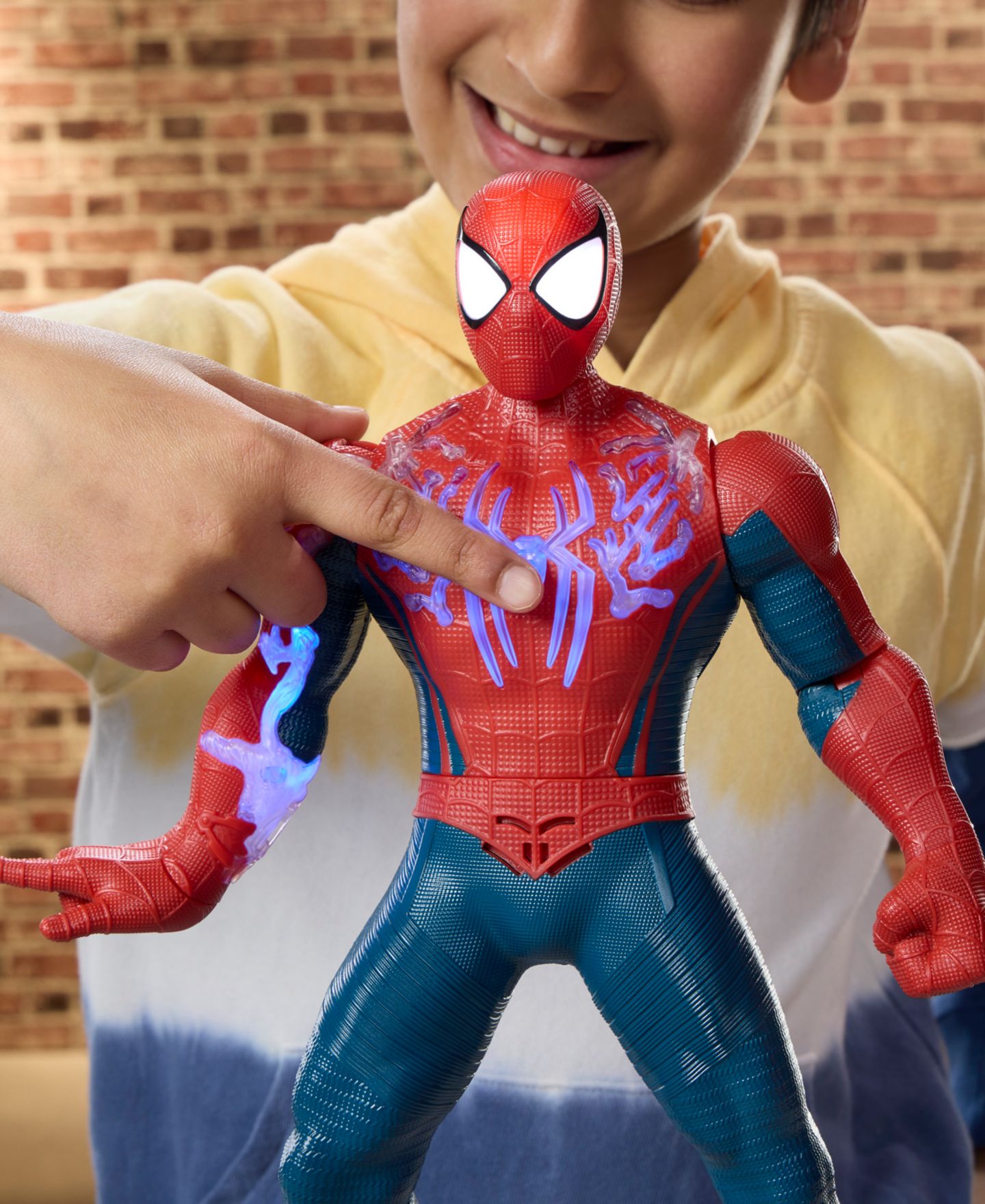 Детская фигурка Spider-Man Power-Charge Interactive with LED Lights 14.5" Action Figure, Ages 4+ — фото 8