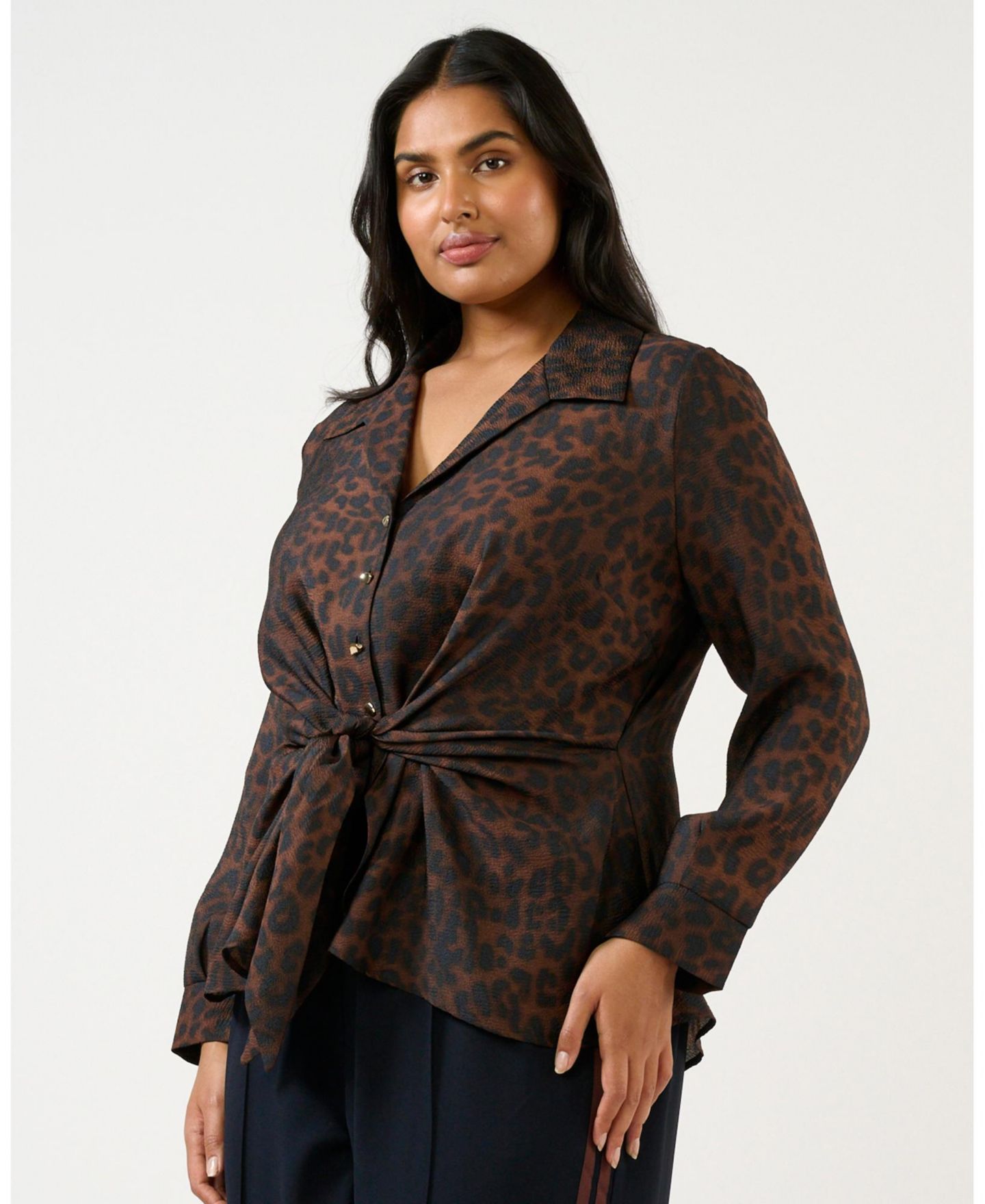 Женская рубашка ESTELLE Plus Size Leona Leopard V-Neck Button Tie-Front, цвет: Шоколадный / Тёмно-синий — фото 2