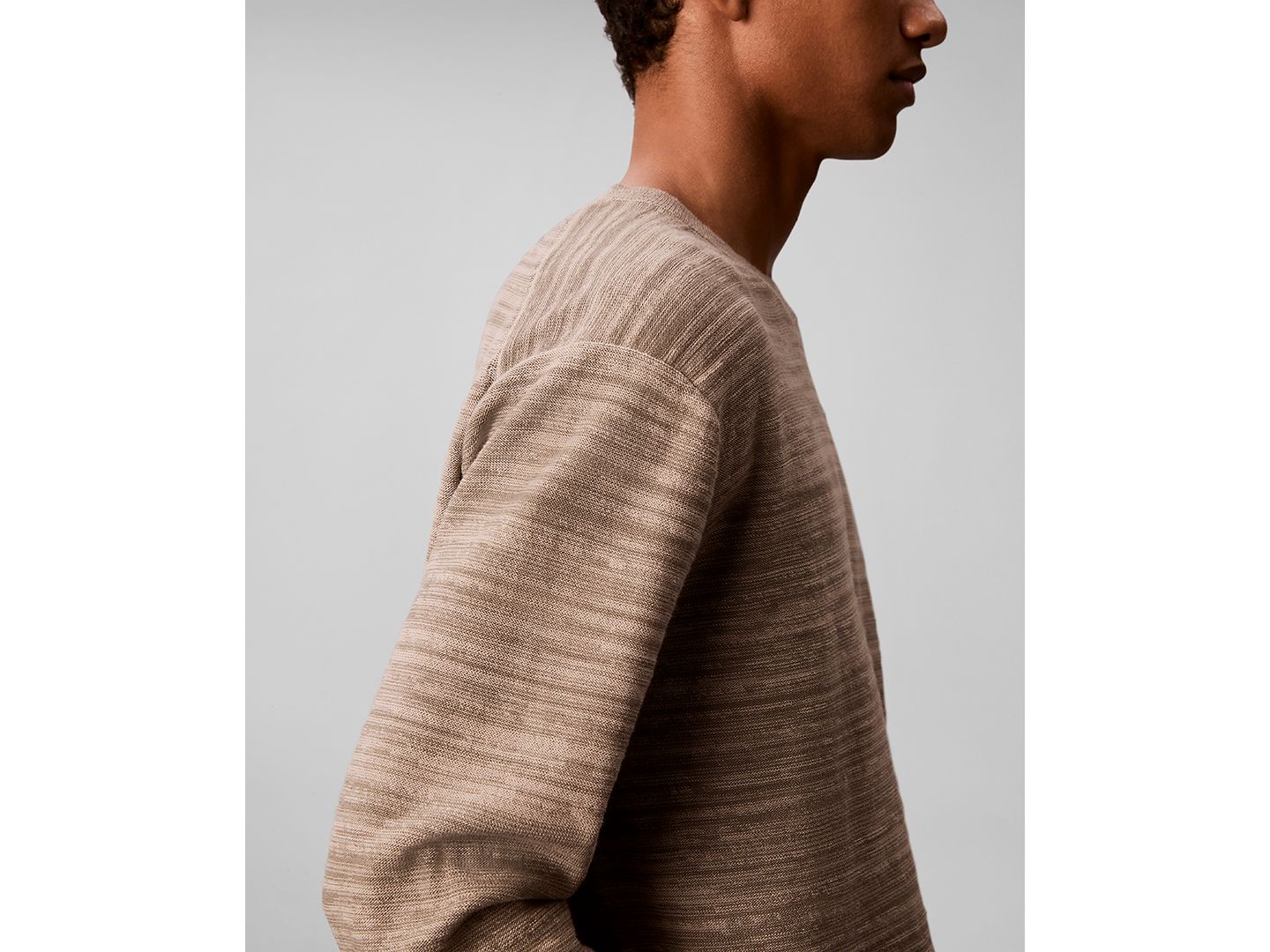 Мужской свитер Calvin Klein Textured Breathable Crewneck, цвет: Кешью — фото 4