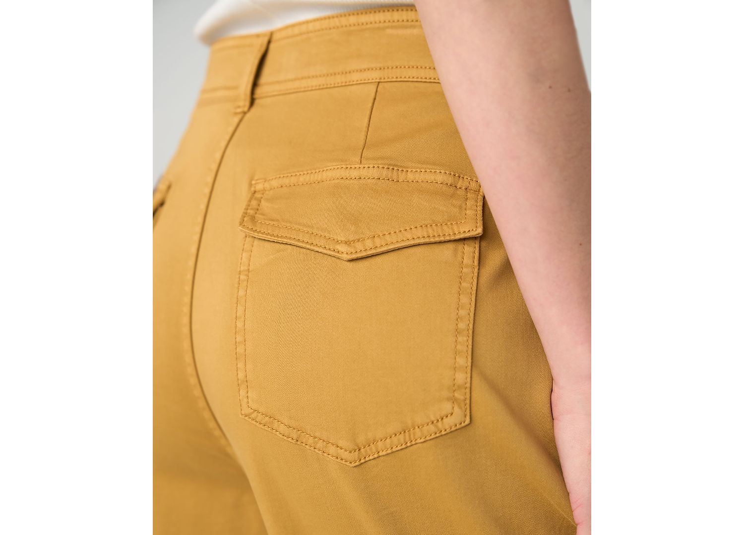 Women's High-Rise Pleated Trouser