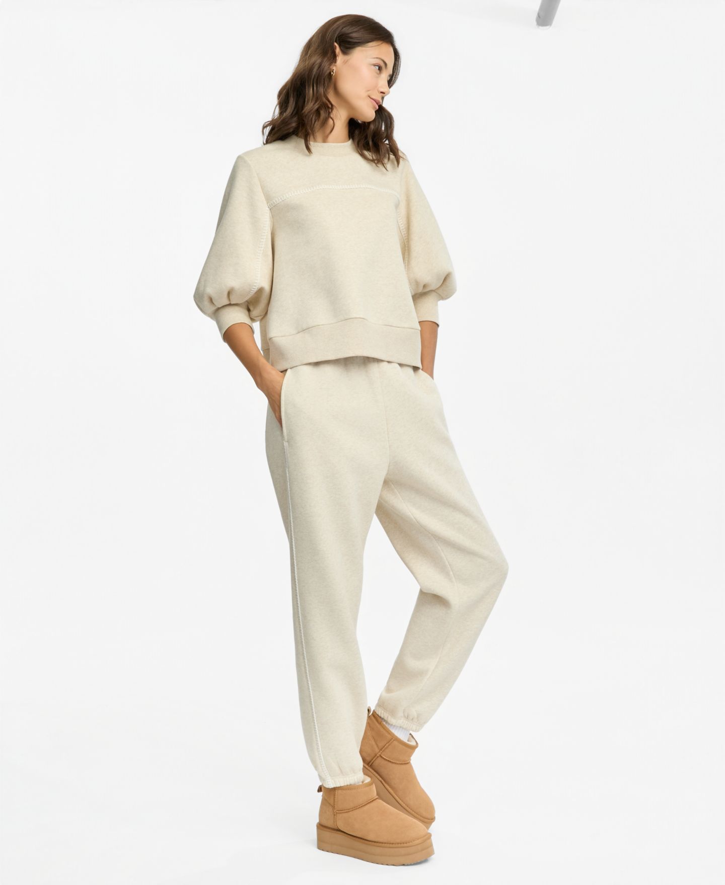 UGG® Женские флисовые спортивные брюки UGG Classic, цвет: Песочный меланжевый — фото 5