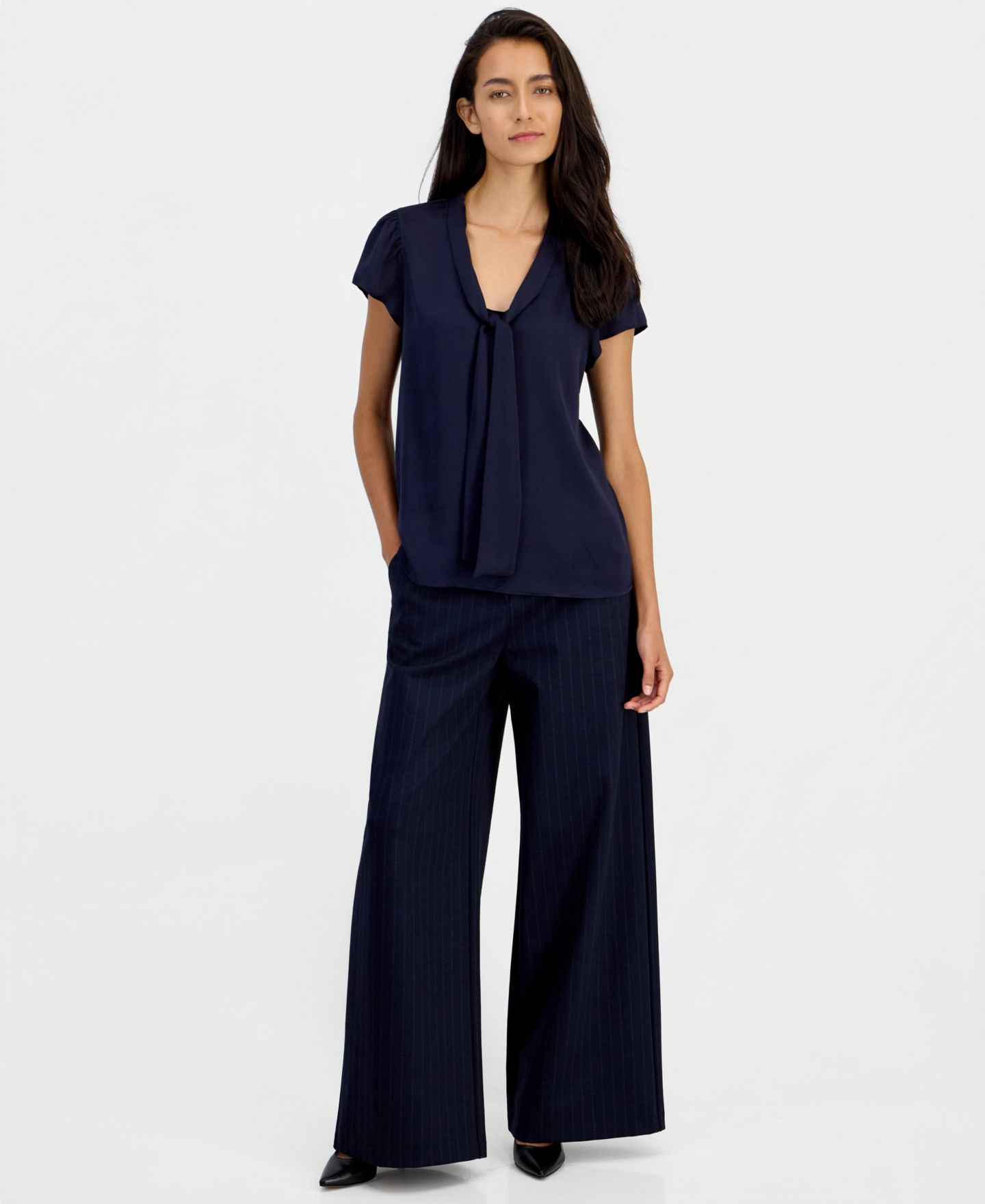Женская блузка Bar III Satin Tie-Neck Flutter-Sleeve Short-Sleeve Blouse, цвет: Тёмно-синий — фото 4