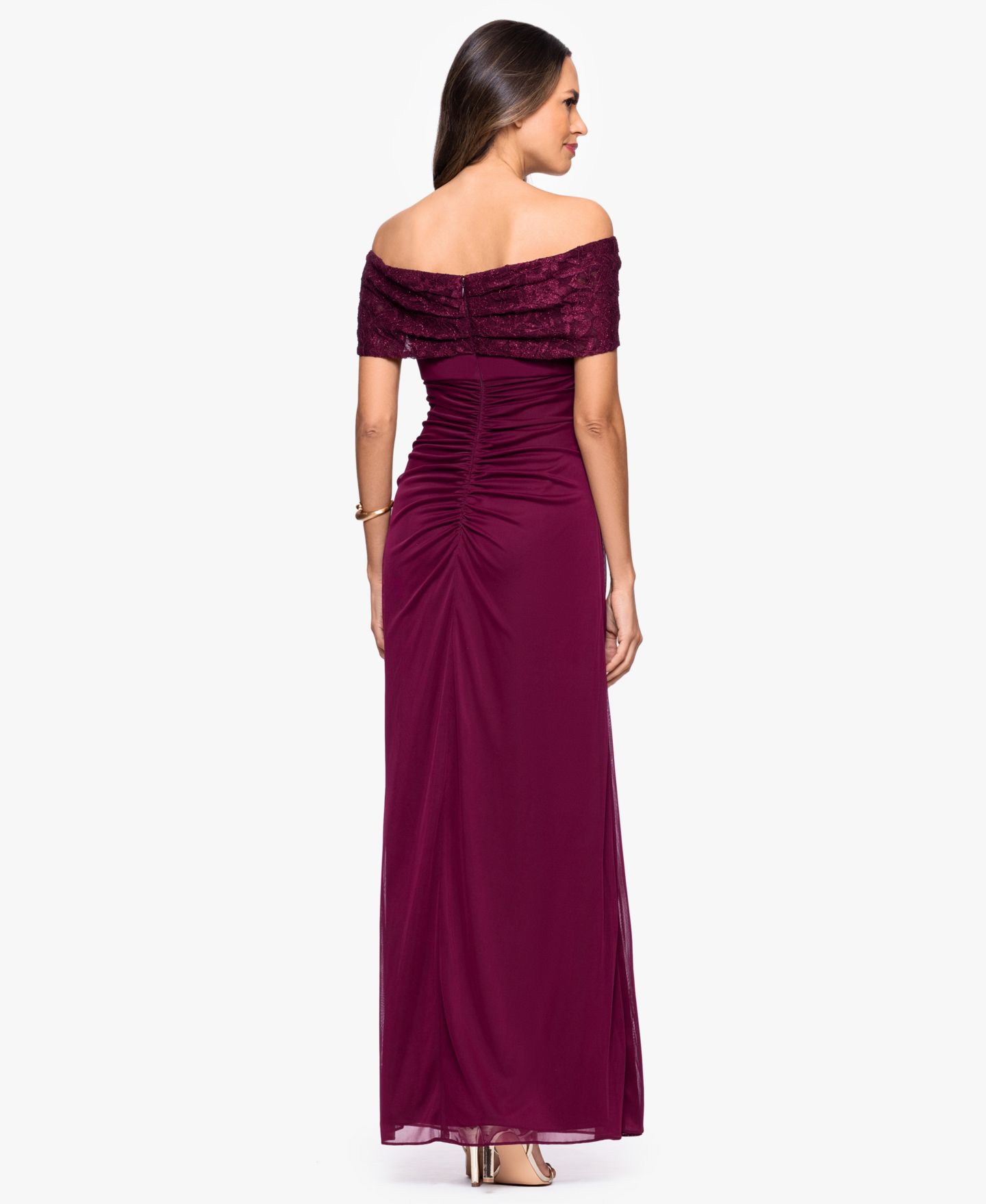 Женское платье B&A By Betsy and Adam Petite Long Off-the-Shoulder Gown, цвет: Винный — фото 4