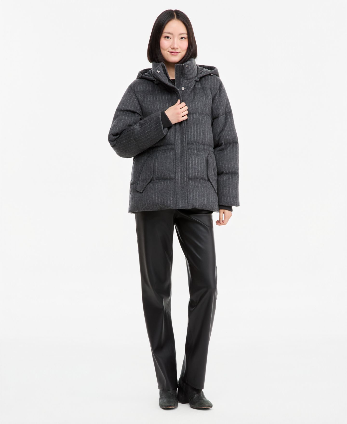 Женская куртка Calvin Klein Pinstripe Quilted Hooded Puffer, цвет: Серый — фото 2