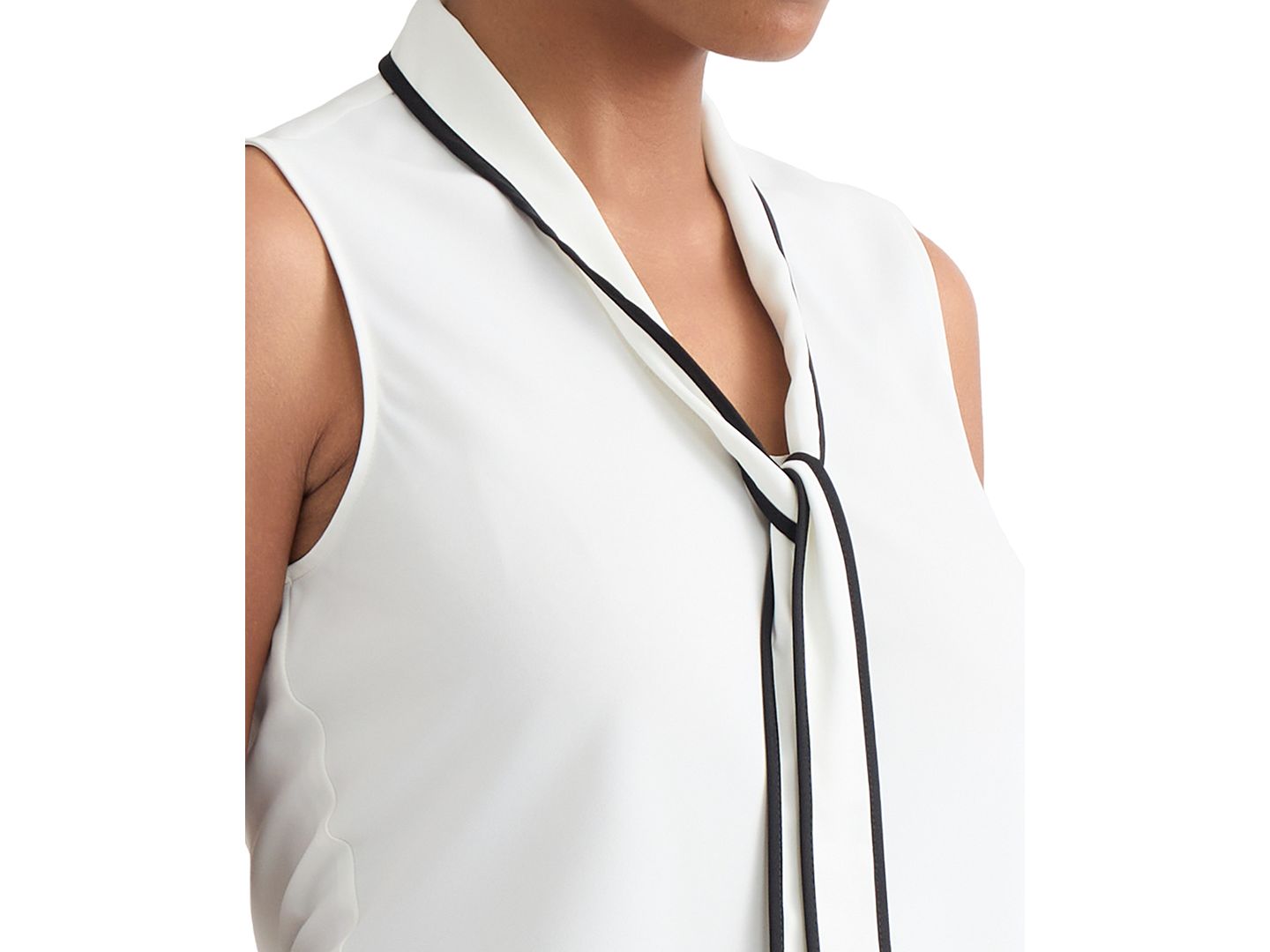 Женская блузка Kasper Contrast Tie-Neck Sleeveless Blouse, цвет: Ванильный ледяной / Чёрный — фото 4