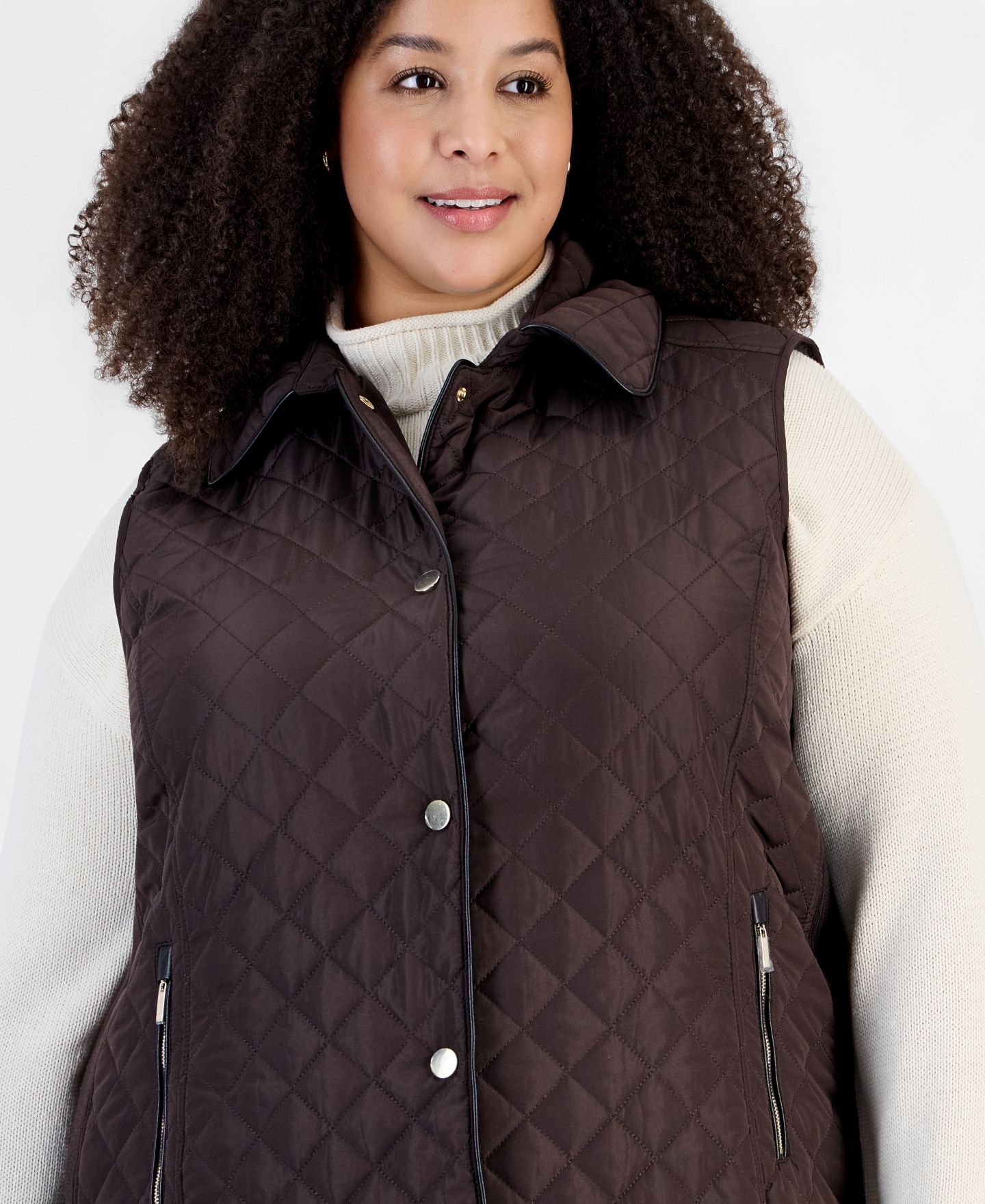 Женский жилет Jones New York Plus Size Quilted Collared Snap-Front, цвет: Кофейный / Чёрный — фото 2
