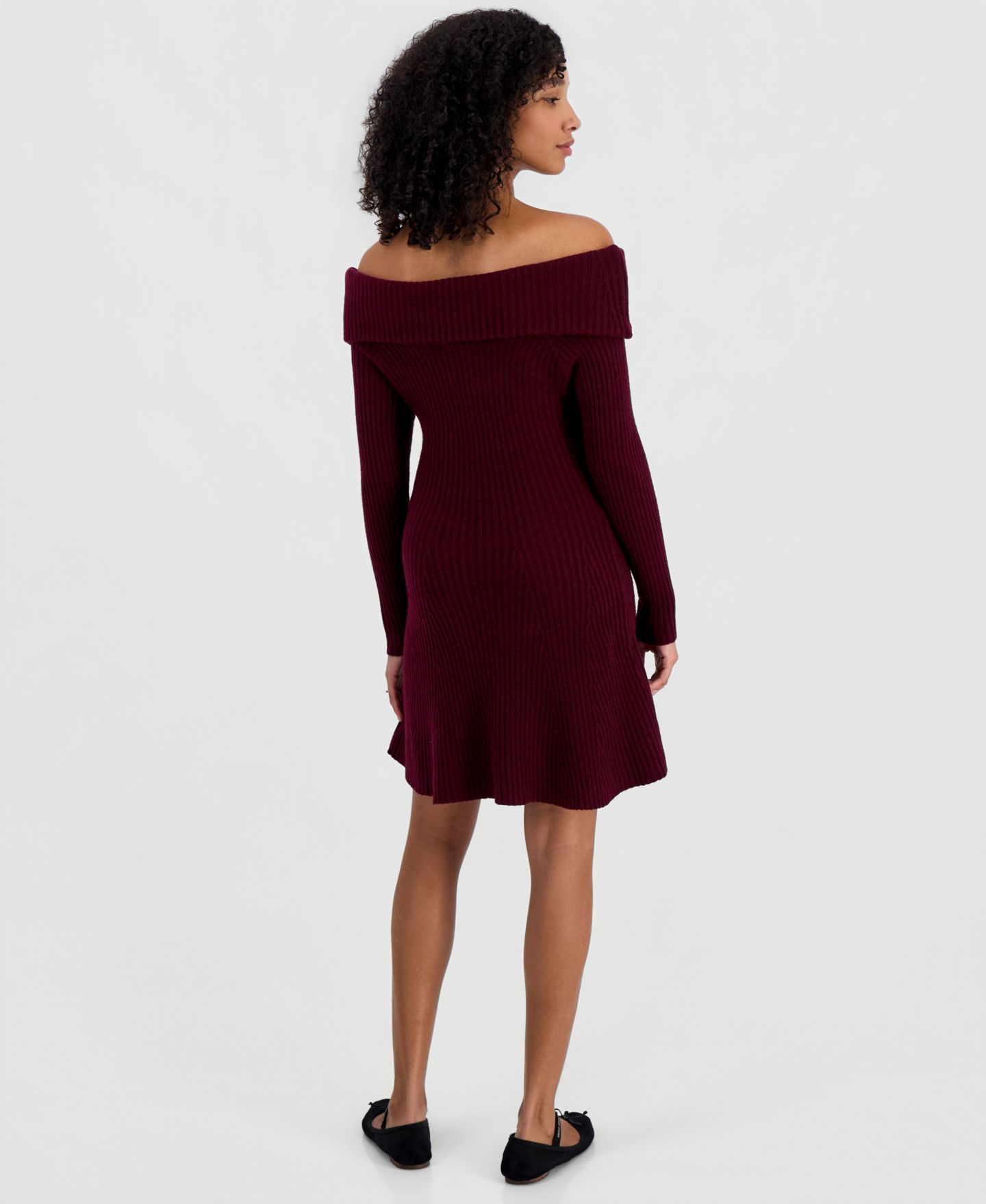 Женское платье Madden Girl Juniors' Marilyn Off-Shoulder Ribbed-Knit Sweater Dress, цвет: Розовато-лиловый винный — фото 2