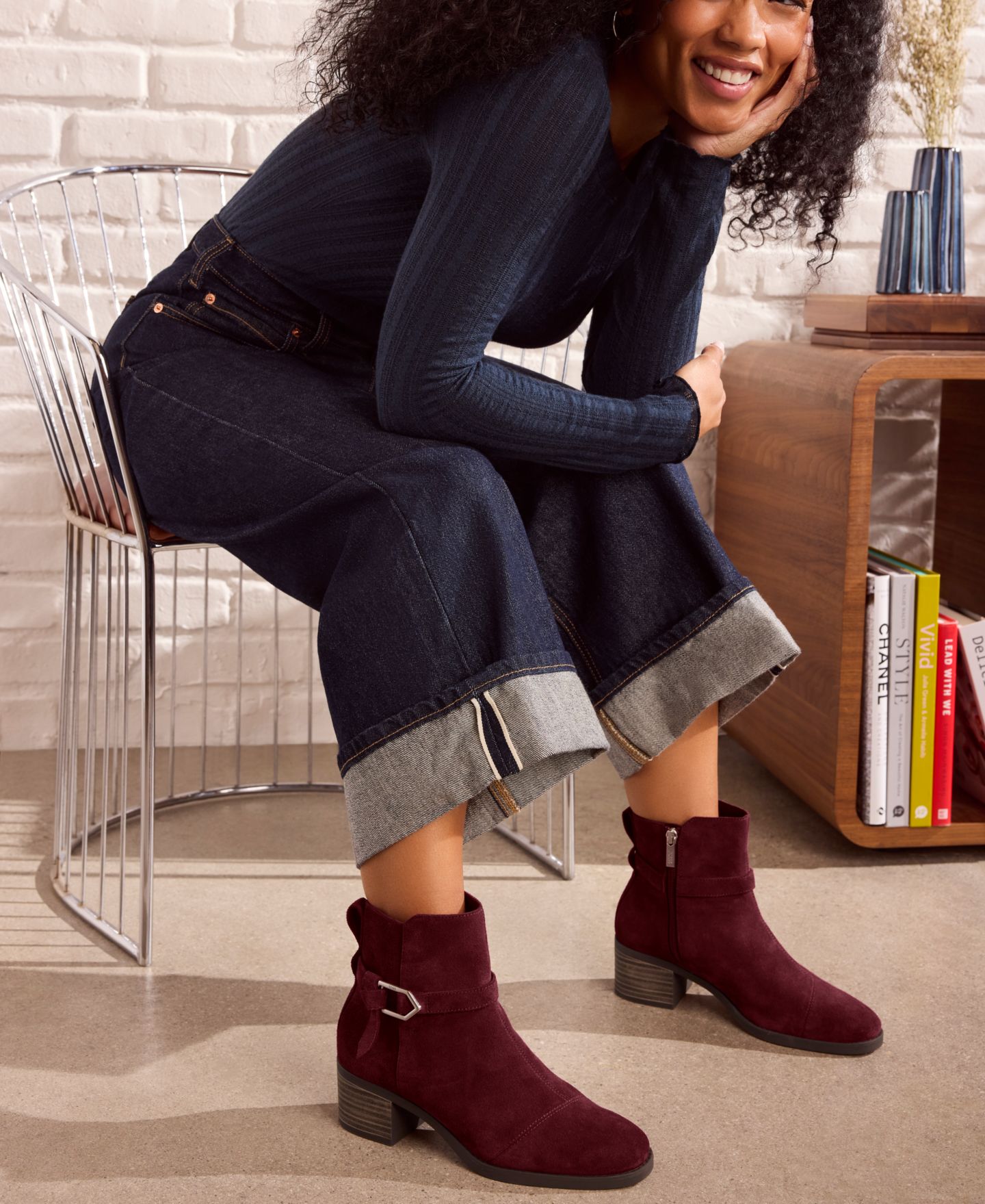 Женские ботинки TOMS Delilah Buckle Ankle Booties, цвет: Тёмный бордовый замшевый — фото 6