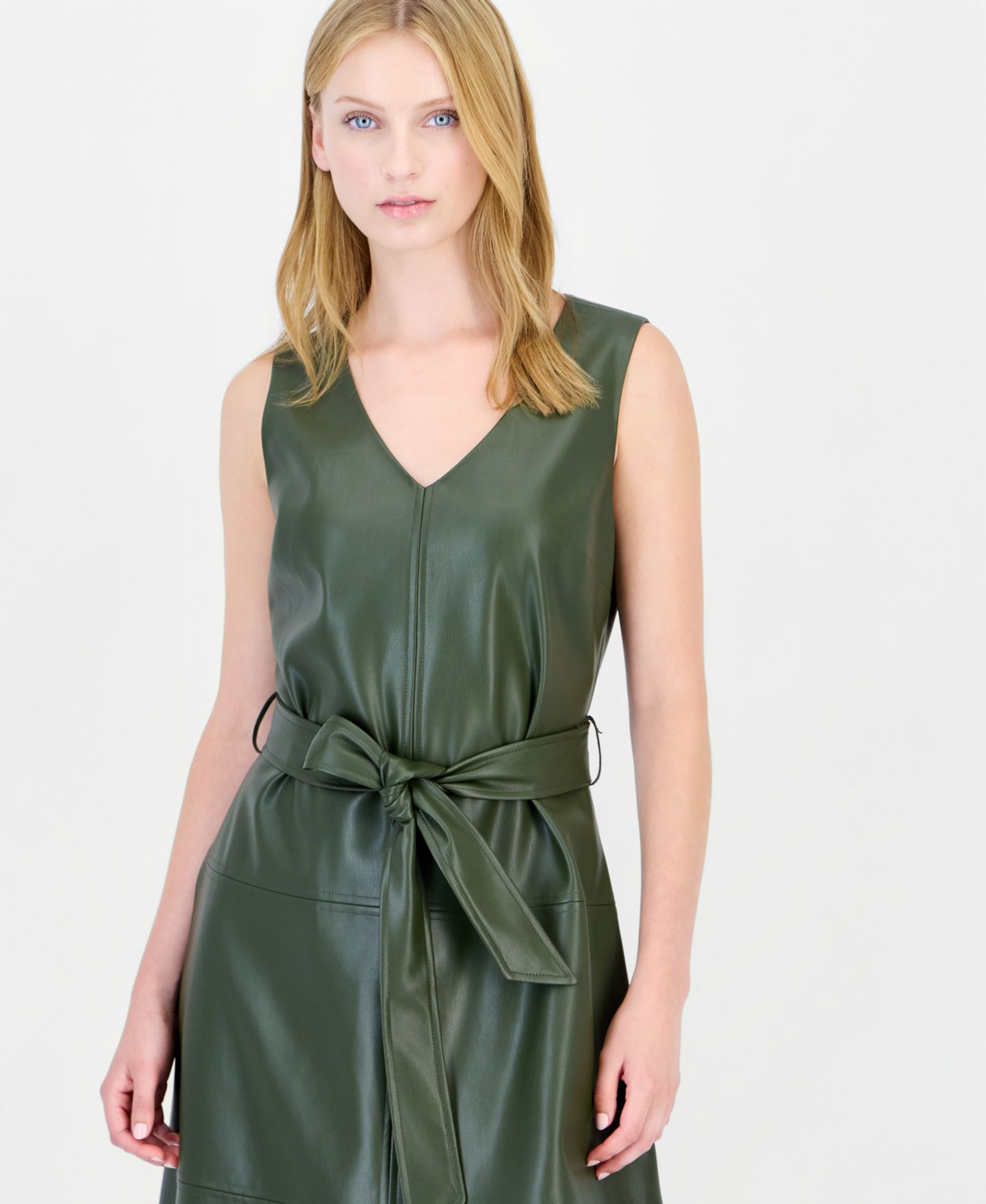 Женское платье T Tahari Faux Leather Tiered V-Neck Midi, цвет: Оливковый мох — фото 3