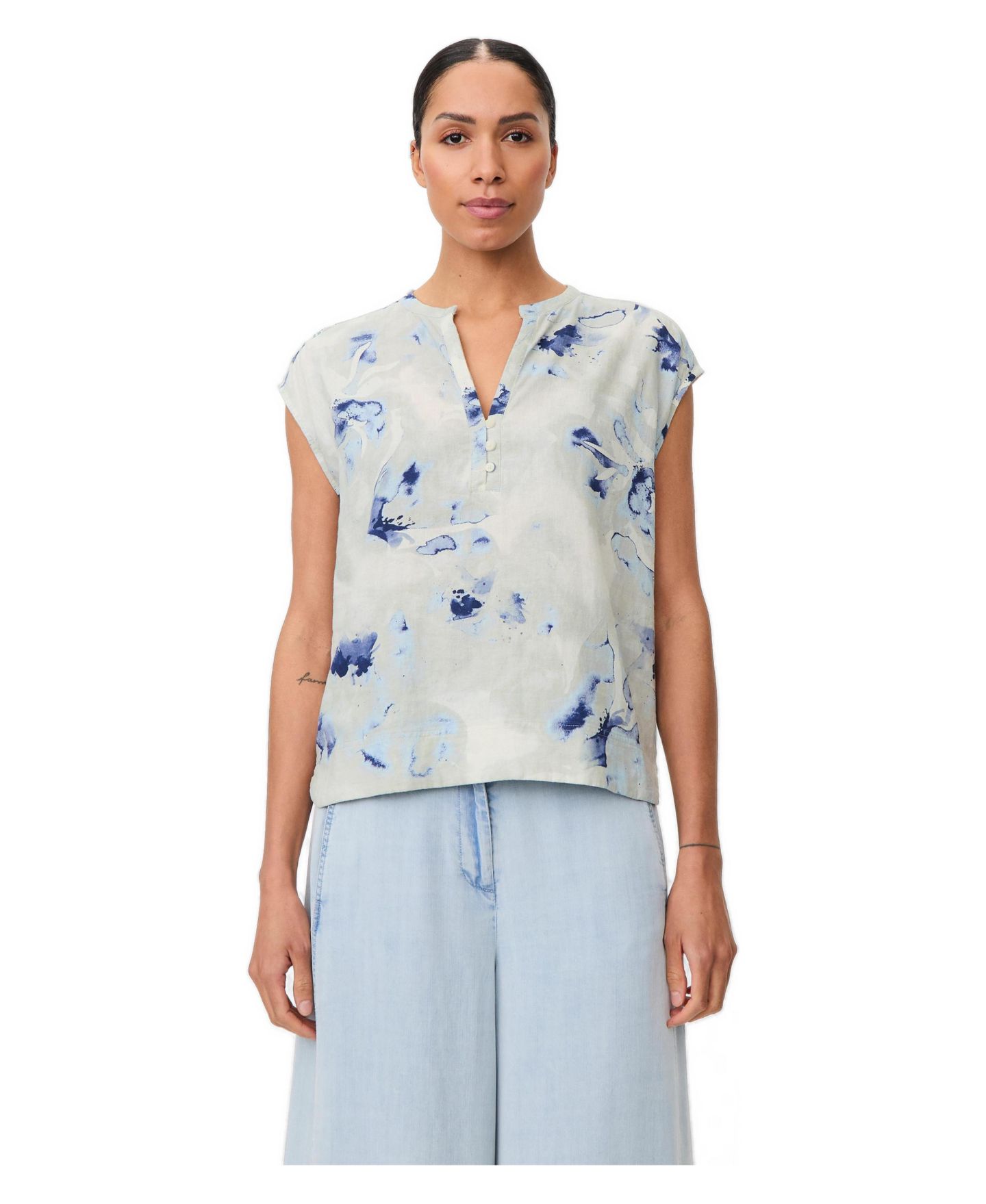 Женская блузка Masai Copenhagen Maelphira Floral Cap-Sleeve Linen-Viscose Blend, цвет: Skyway — фото 1