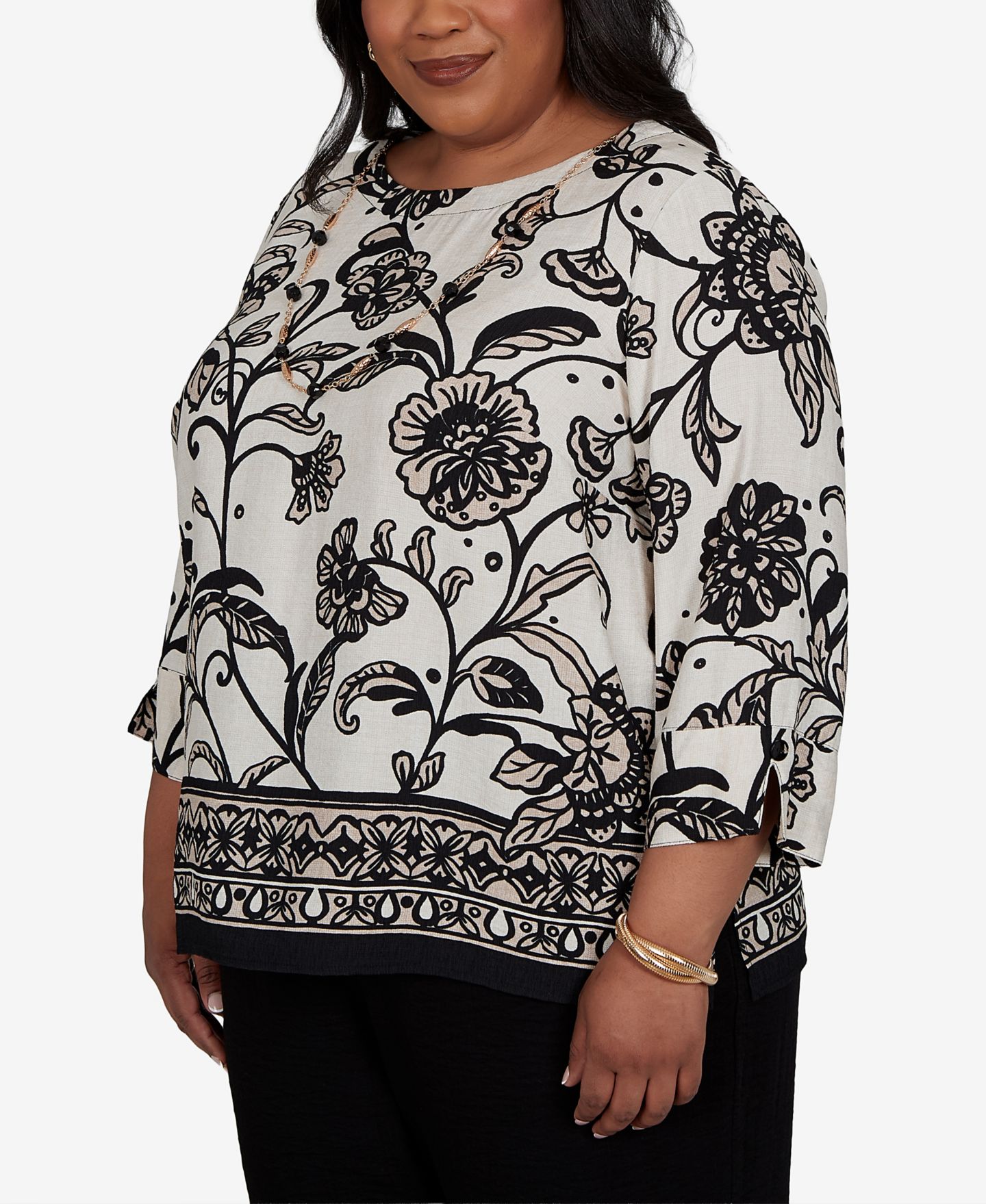 Женская блузка Alfred Dunner Plus Size 3/4-Sleeve Crewneck Scroll-Border with Necklace, цвет: Нейтральный разноцветный — фото 2