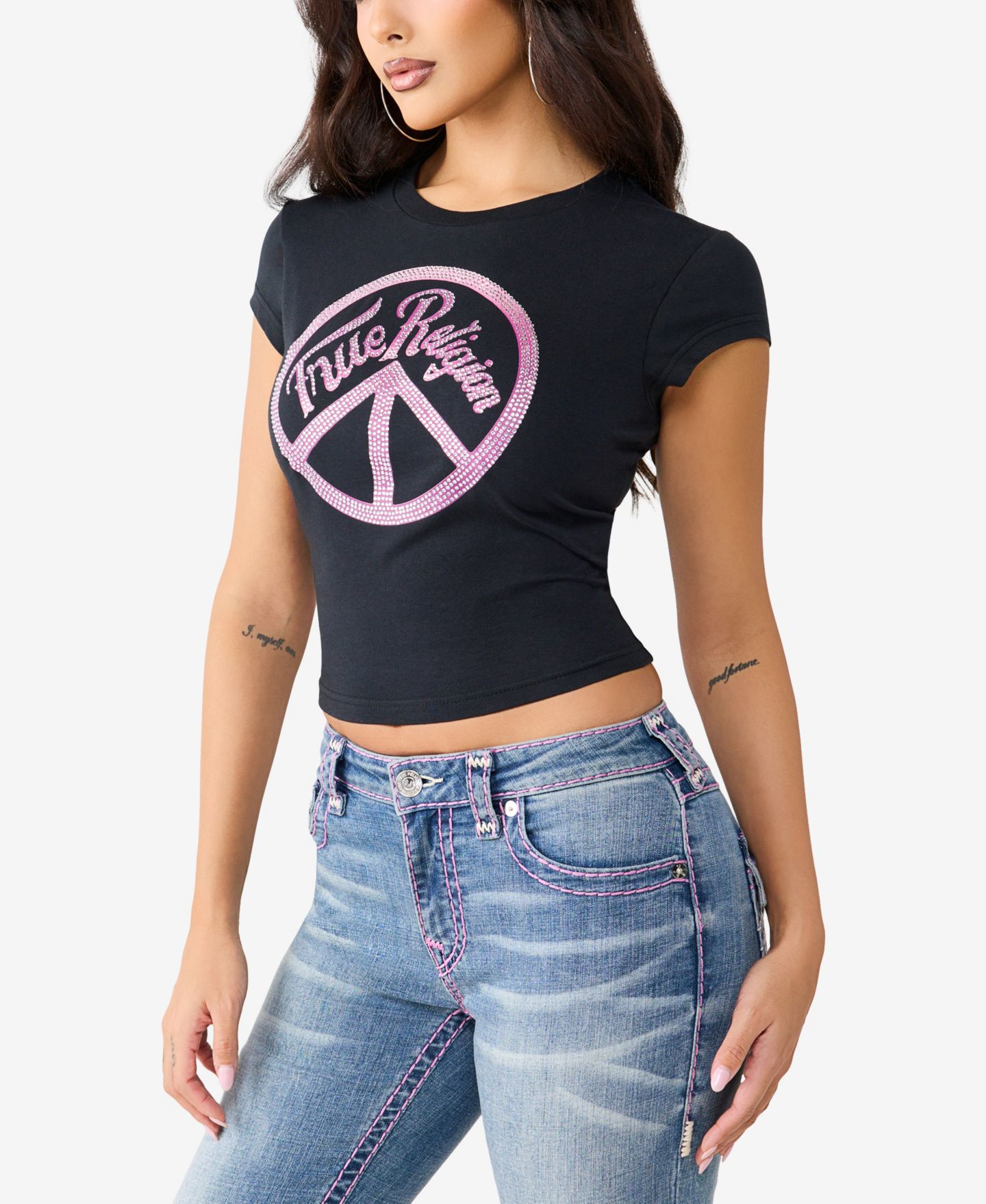 Женская футболка True Religion Crystal Peace Sign Graphic Crop Baby T-Shirt, цвет: Угольно-чёрный — фото 2