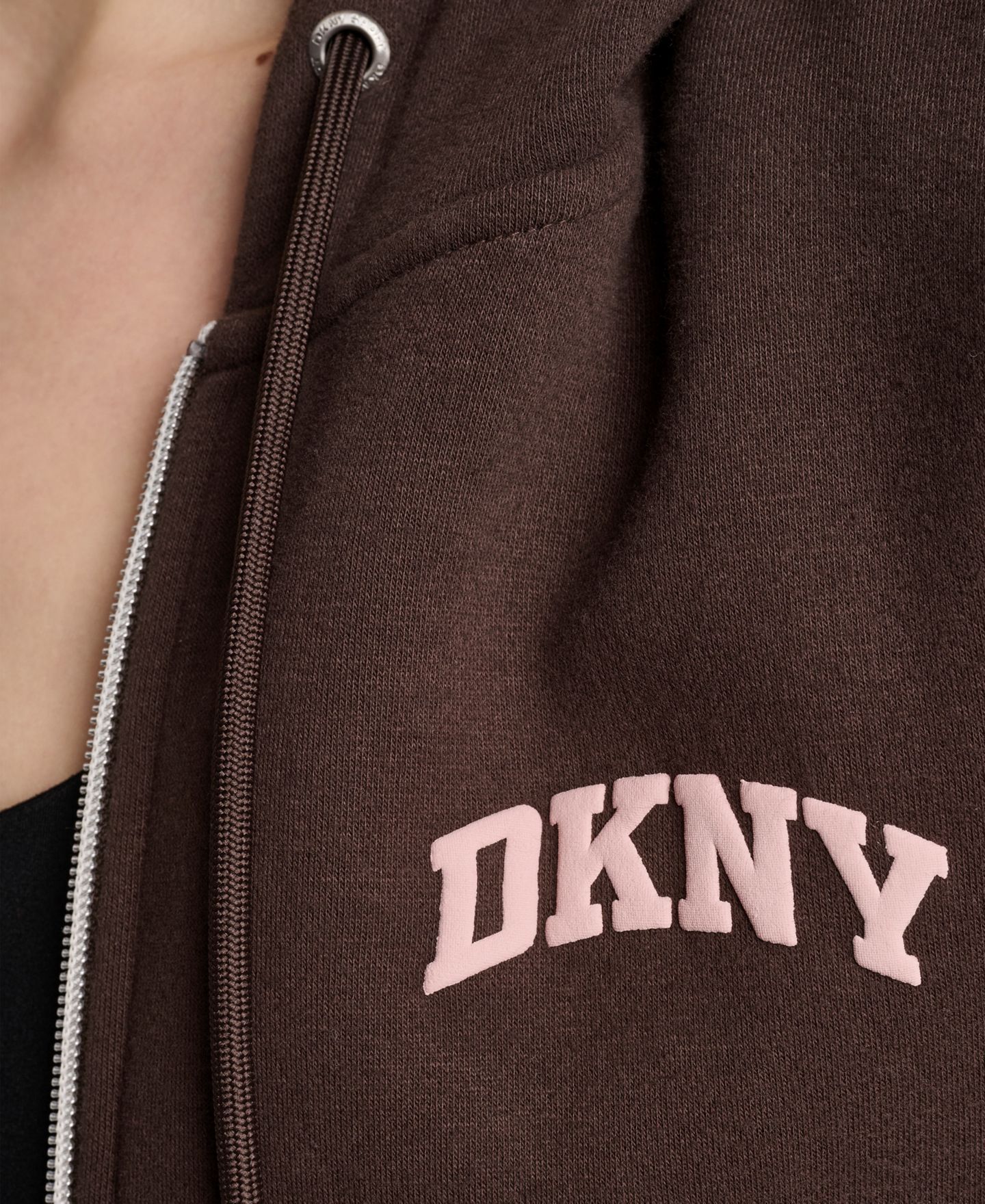 Женское худи DKNY Sport Puff Varsity Logo Full-Zip Cotton-Blend Fleece, цвет: Тёмно-коричневый / Пудровый розовый — фото 5