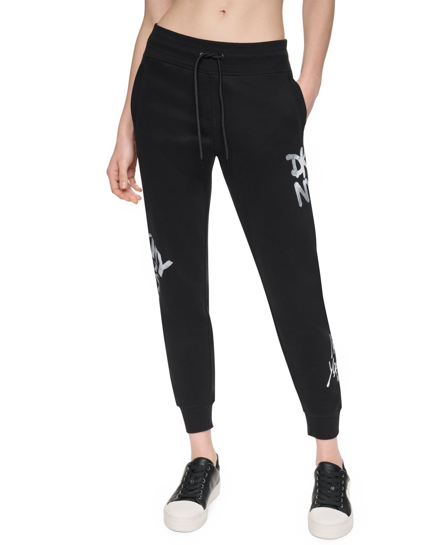 Женские брюки DKNY Sport Graffiti Logo Mid-Rise Rib Waist Cuffed, цвет: Чёрный — фото 1