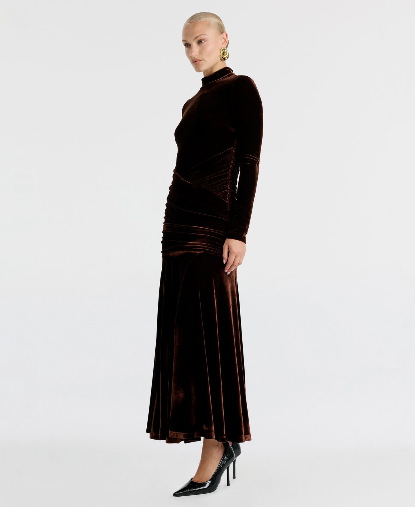 Женское платье Bardot Korina Velour Maxi Mock Neck Long-Sleeve Dress, цвет: Тёмный шоколадный — фото 2