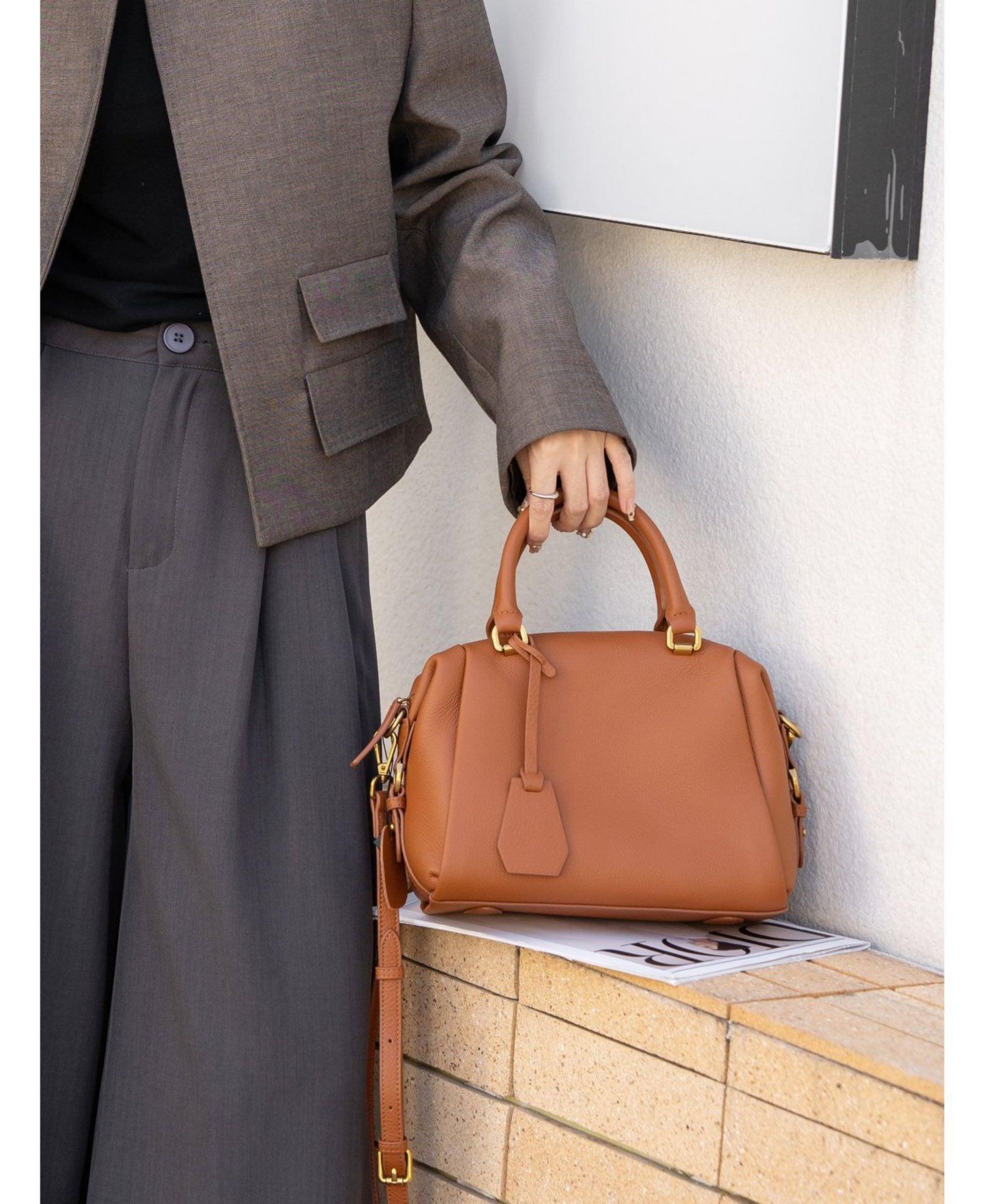 Женская сумка SUSU Quinn Pebbled Leather Boston Bag Structured Doctor Bag Top Handle Satchel Crossbody Bowling Handbag, цвет: Коньячный / Коричневый — фото 4