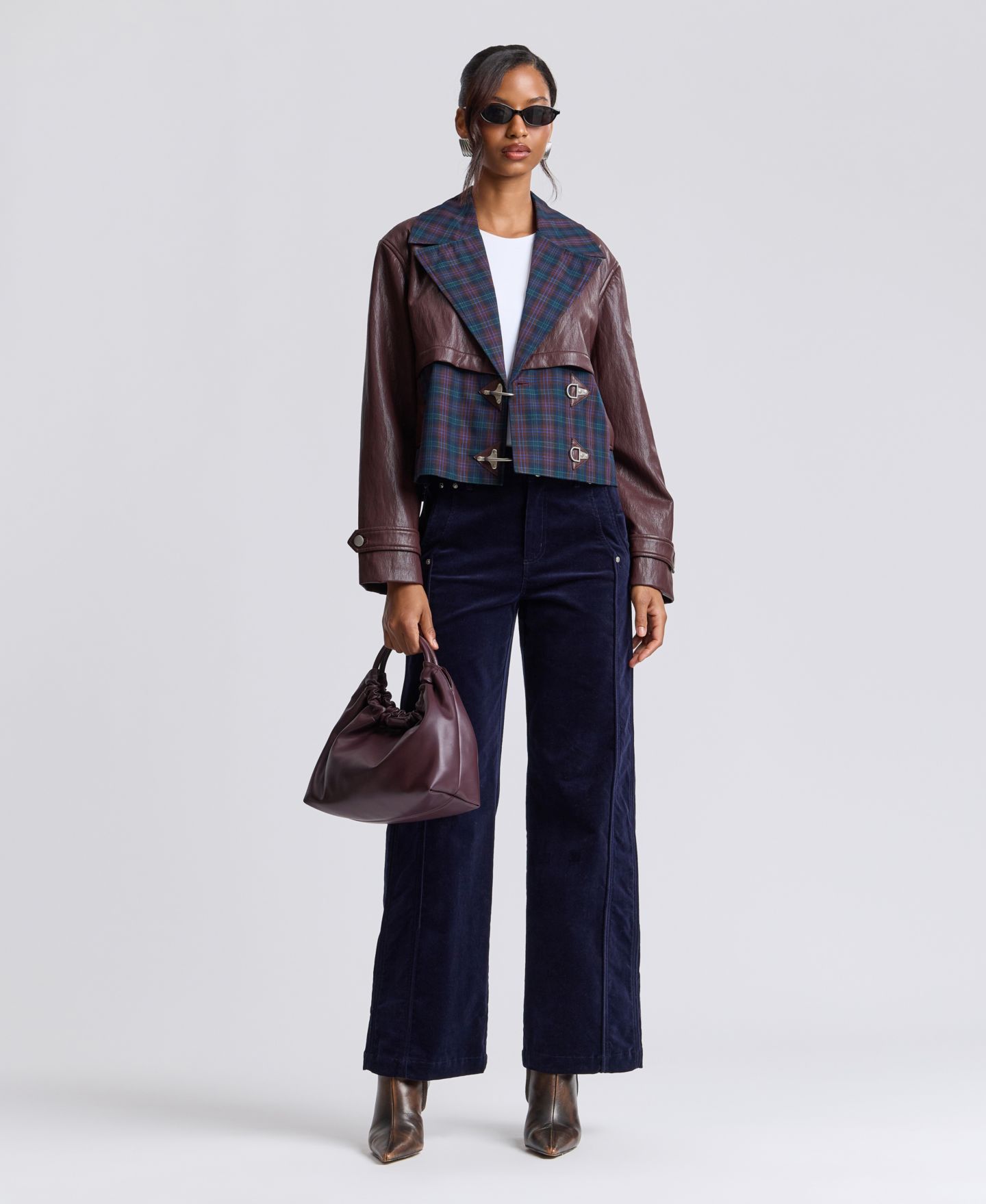 Женская куртка Avec Les Filles Cropped Colorblocked Spread Collar Trench, цвет: Синий клетчатый / Бордовый разноцветный — фото 2