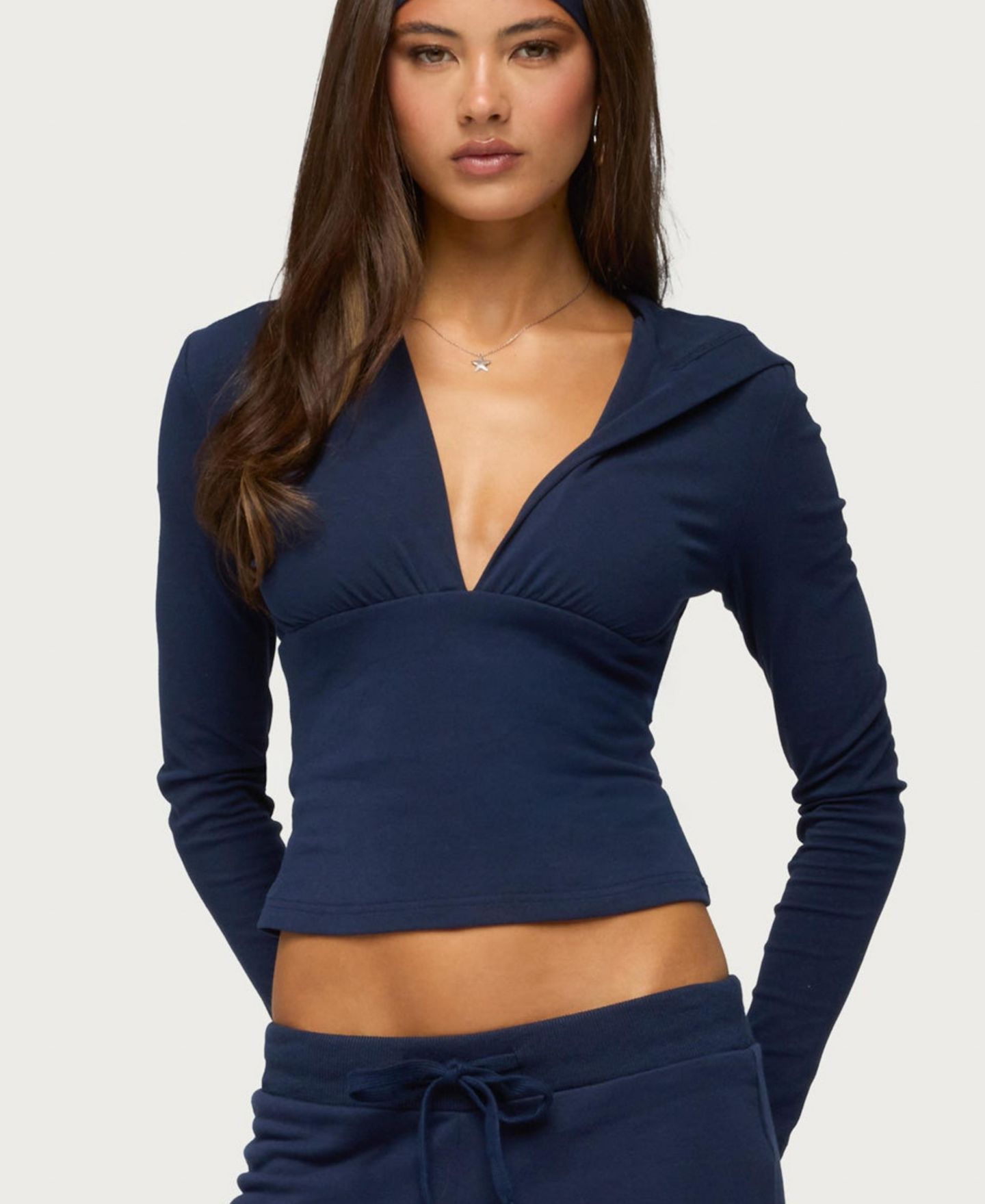 Женский топ Edikted Natashah Hooded Long-Sleeve Cropped, цвет: Тёмно-синий — фото 1