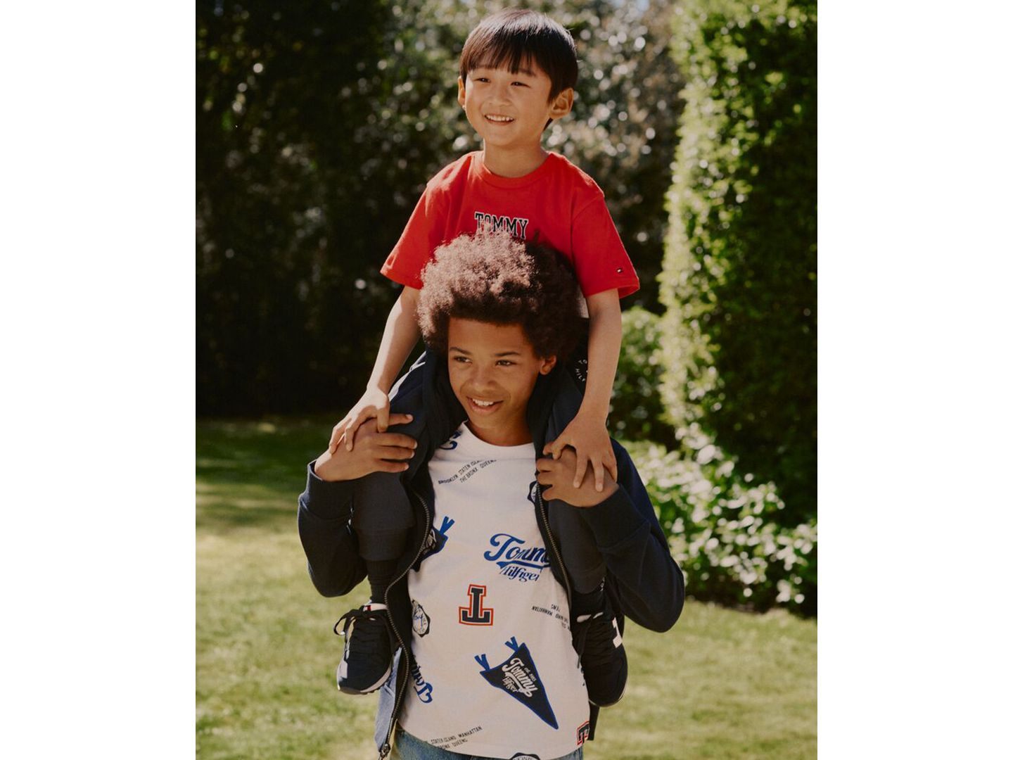 Футболка Tommy Hilfiger Collegiate AOP Short-Sleeve для мальчиков, цвет: Белый — фото 5